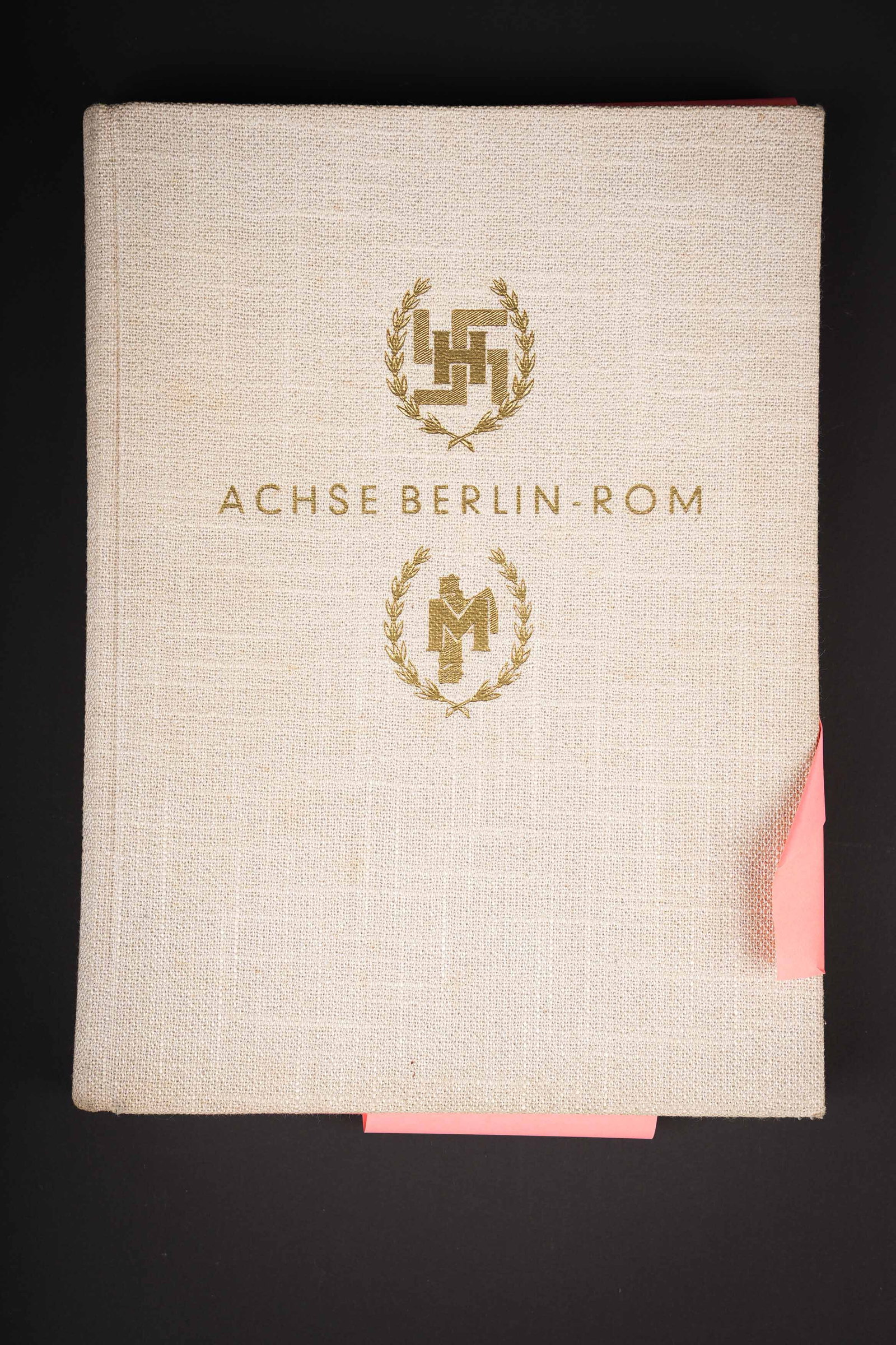 Livre Achse Berlin Rom de Heinrich Hoffmann. German books.: Livre Achse Berlin Rom de Heinrich Hoffmann. Edition originale de 1938 en couverture rigide. Recueil de photographies. Une premiere partie sur la visite de Mussolini en Allemagne, 98 pages, richement