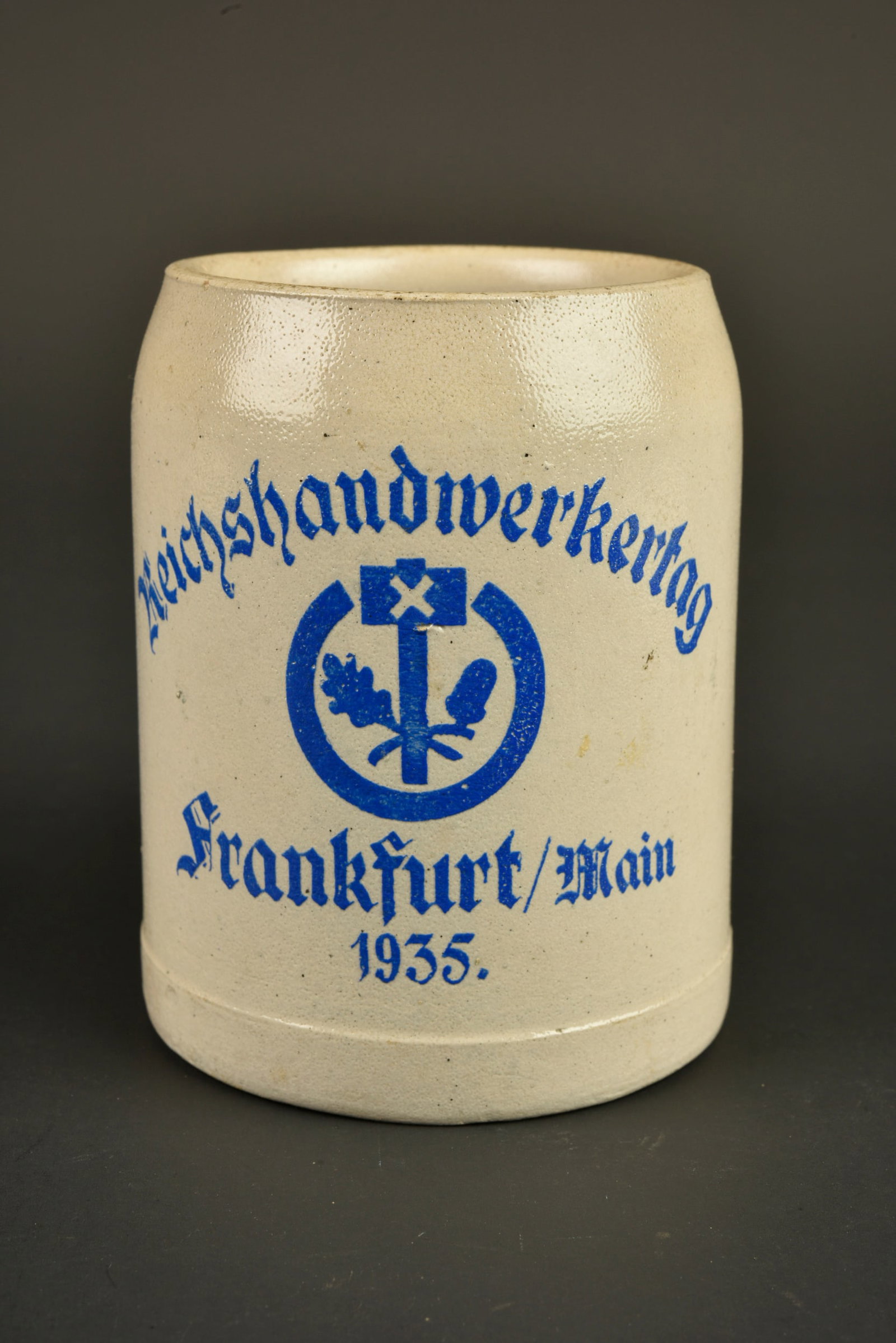 Chope Frankfurt. Frankfurt tankard.: Chope Frankfurt. En gres. Marquages Reichshandwerkertag Frankfurt Main 1935. 1/2 litre. Couvercle absent. A noter une certaine usure et patine de la piece. Etat II+. Frankfurt tankard. Stoneware