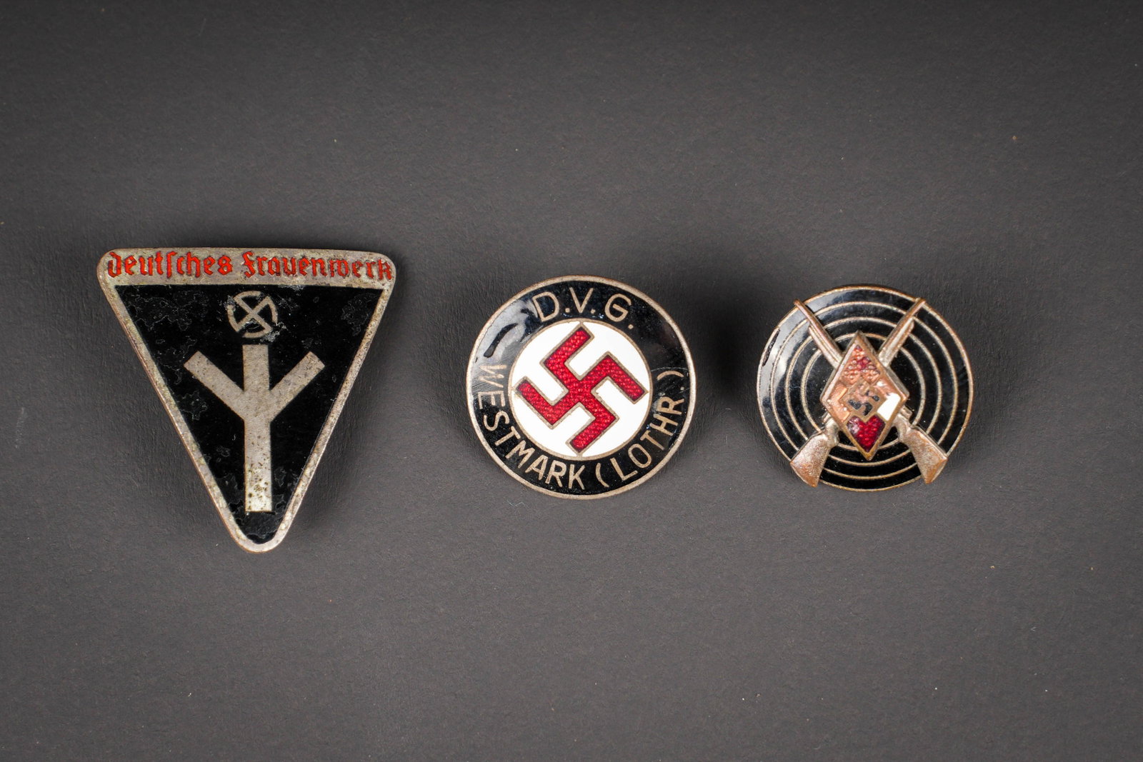 Insignes allemand. German insignia.: Insignes allemand. Comprenant un insigne Deutsche Frauenwerk, en metal emaille, attache complete, fabrication RZM M1/102, correspondant au fabricant Frank & Reif Stuttgart. Un prix de tir de la