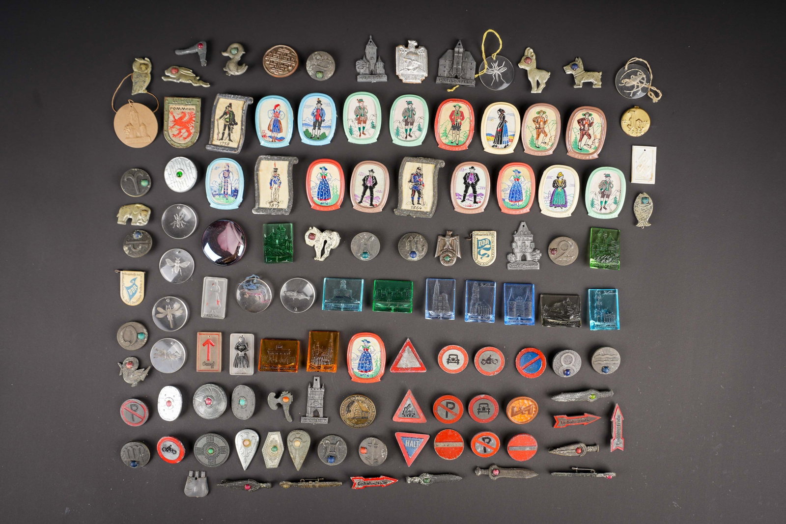 Winterhilfswerk. Winterhilfswerk badge.: Winterhilfswerk. Environ 60 insignes, divers modeles et etat. Certaines attaches sont manquantes. A noter une certaine usure et patine des pieces, ainsi que quelques manques. Etat II+.