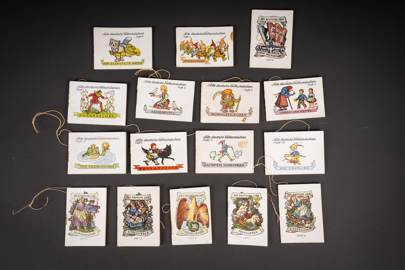 Livrets du Winterhilfswerk. Winterhilfswerk booklets.: Livrets du Winterhilfswerk. Livrets concernant les chants et les histoires. La majorite des cordelettes sont presentes. 16 livrets. A noter une certaine usure et patine des pieces. Etat II+.