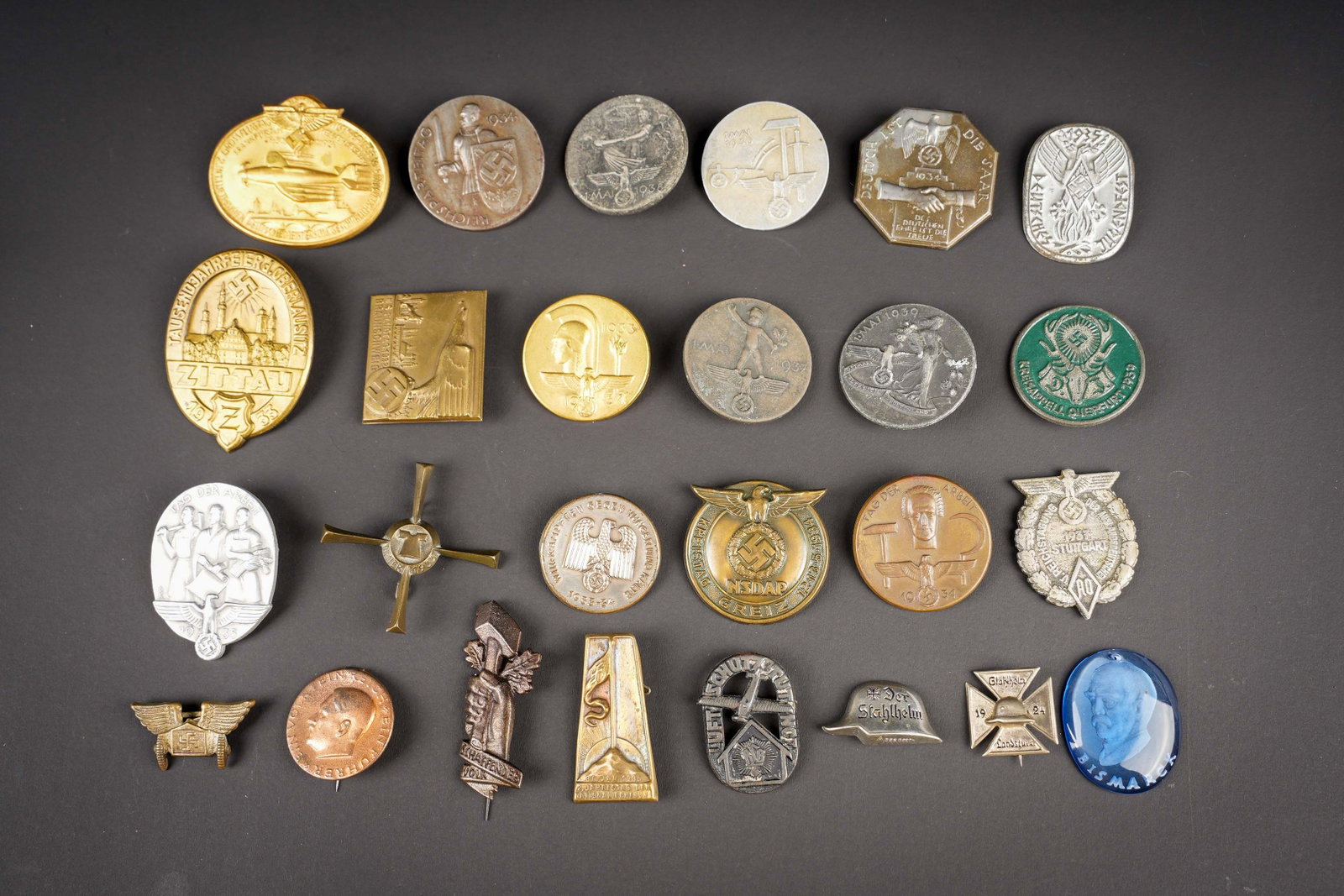 Insignes de journee allemand. German commemorative day badges.: Insignes de journee allemand. Comprenant un insigne Tag der Arbeit 1935, attache complete, fabrication Oberstein. Un insigne du 1er mai 1938, attache complete, fabrication illisible. Un insigne