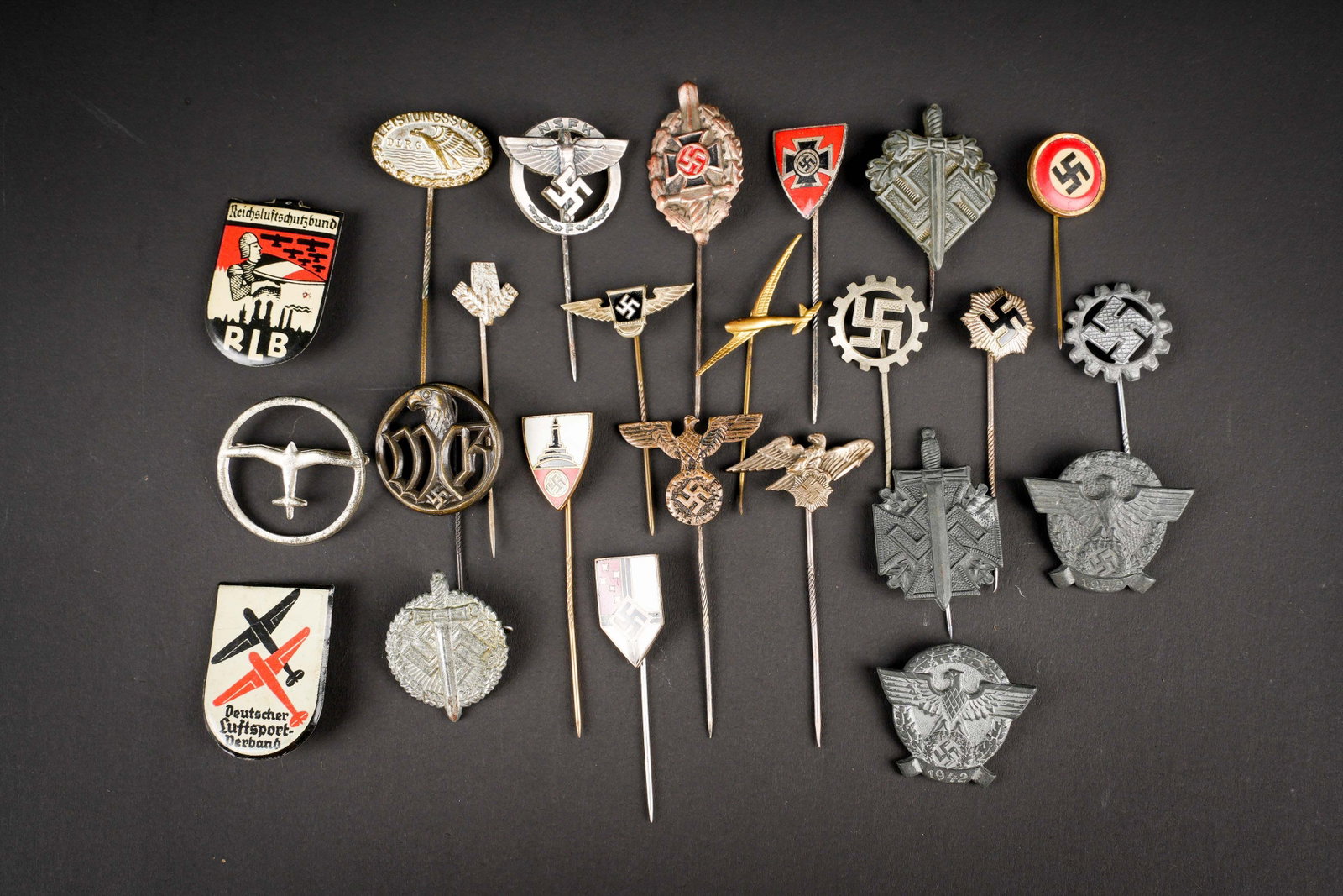 Epinglettes allemande. German lapel pins.: Epinglettes allemande. Comprenant une epinglette du DAF. Une epinglette des anciens combattants. Une epinglette DLRG. Une epinglette WG. Une epinglette des anciens combattants. Une epinglette du