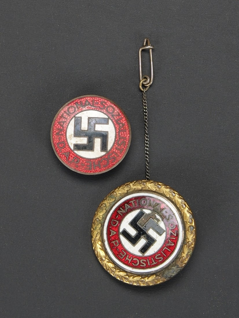 Goldenes Ehrenzeichen der NSDAP. Golden Party Badge of the NSDAP: Goldenes Ehrenzeichen der NSDAP. En metal emaille, bordure doree. Dorure a 80. Quelques manques dans l email. Attache cassee et reparee. Numero 26853, sans marquages fabricant visible. Diametre 3 cm.