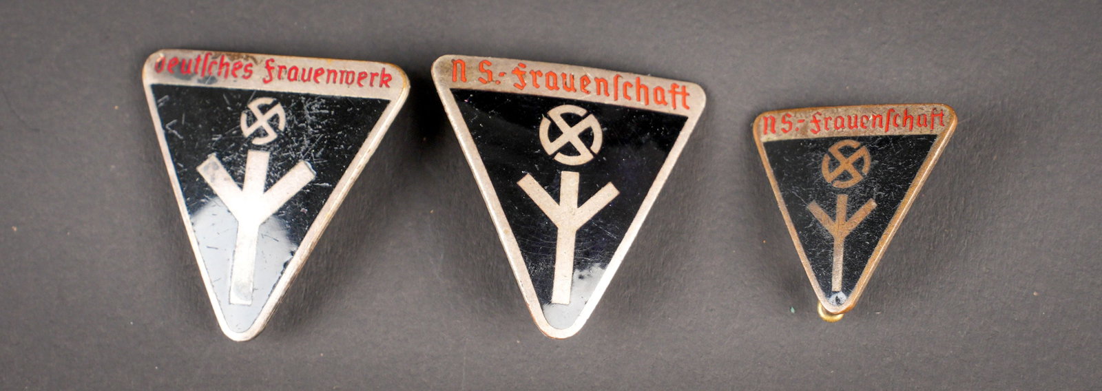 Insignes Deutsches Frauenwerk. Deutsches Frauenwerk badges.: Insignes Deutsches Frauenwerk. Trois modele differents d insignes en metal emailles. Les attaches sont presentes. Fabrication RZM M1/120, correspondant au fabricant Wilhelm Deumer, RZM M1/72,