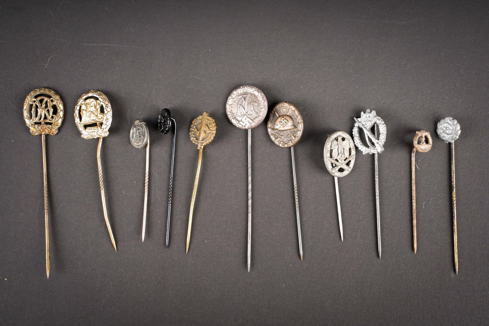 Epinglettes allemande. German lapel pins.: Epinglettes allemande. Comprenant une epinglette du brevet des sports, couleur argent. Une epinglette de la medaille du Front de l Est. Une epinglette du brevet des sports, couleur bronze. Une