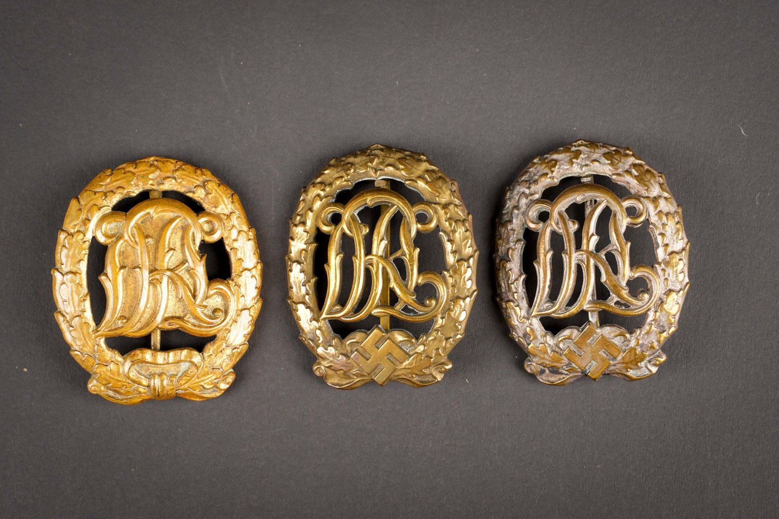 Insignes des sports allemand. German sports badges.: Insignes des sports allemand. Comprenant un insigne des sports en metal, couleur bronze, attache complete, fabrication Wernstein. Un brevet des sports, en metal, couleur bronze a 70%, attache