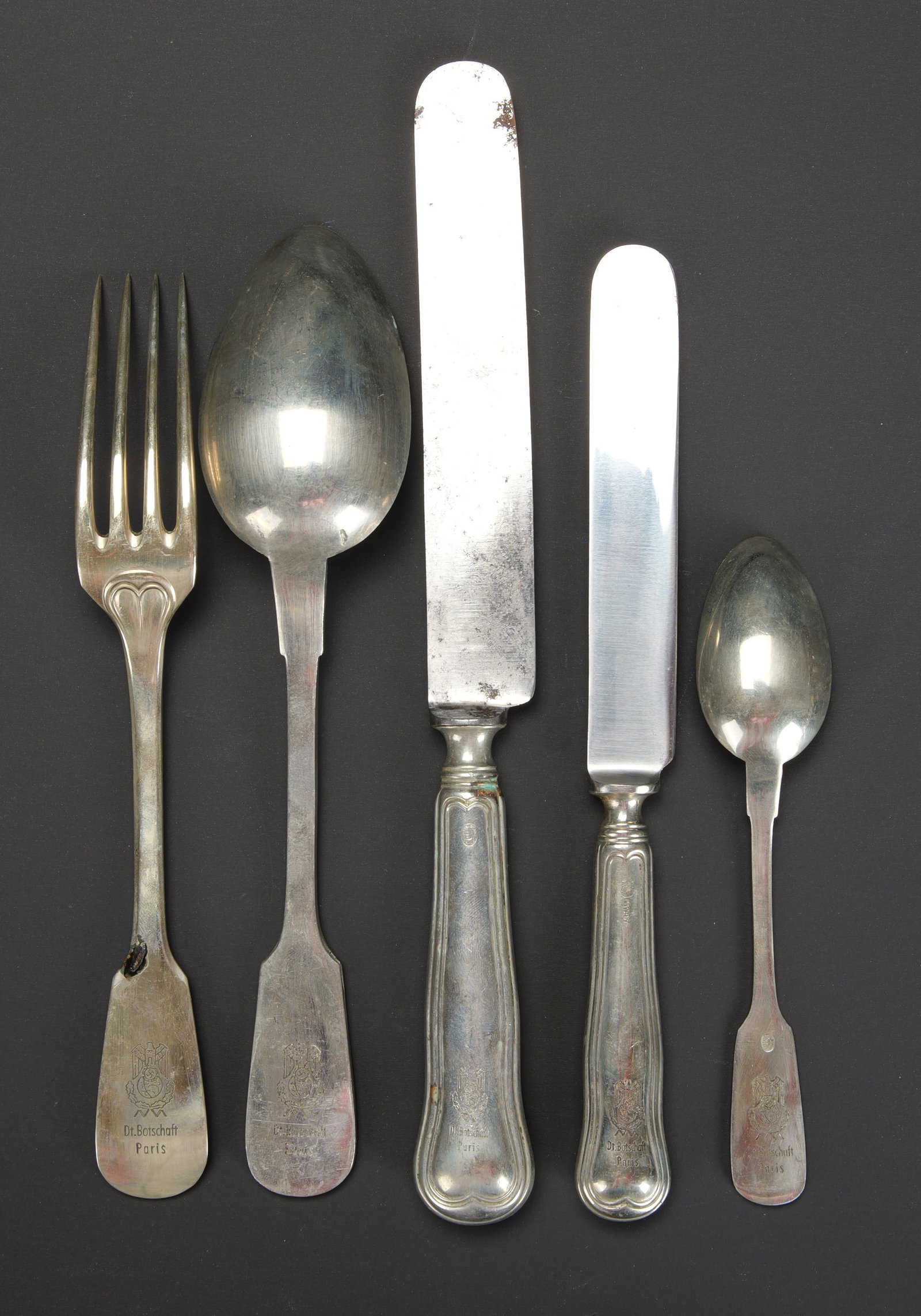 Couverts Botschaft Paris. Paris Embassy cutlery.: Couverts Botschaft Paris. Comprenant une petite cuillere en metal argente. Poincon d argenture illisible, marquee Botschaft Paris. Un couteau a dessert, en metal argente, poincon d argenture