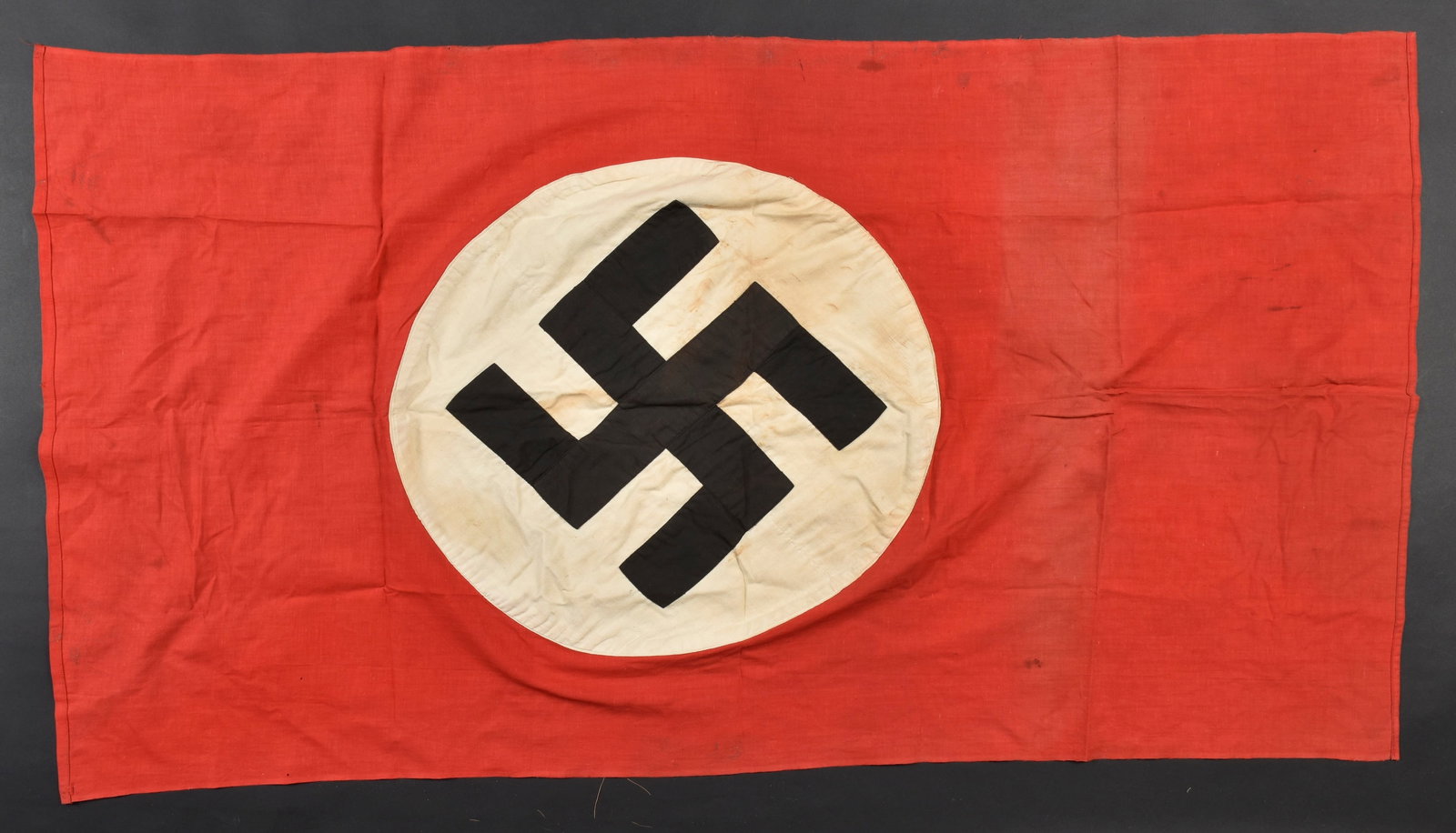 Drapeau allemand. German flag.: Drapeau allemand. En tissu coton rouge. Insigne national tisse et rapporte. Double face. Dimensions 70 x 130 cm. A noter une certaine usure et patine de la piece, ainsi que des taches et accrocs.