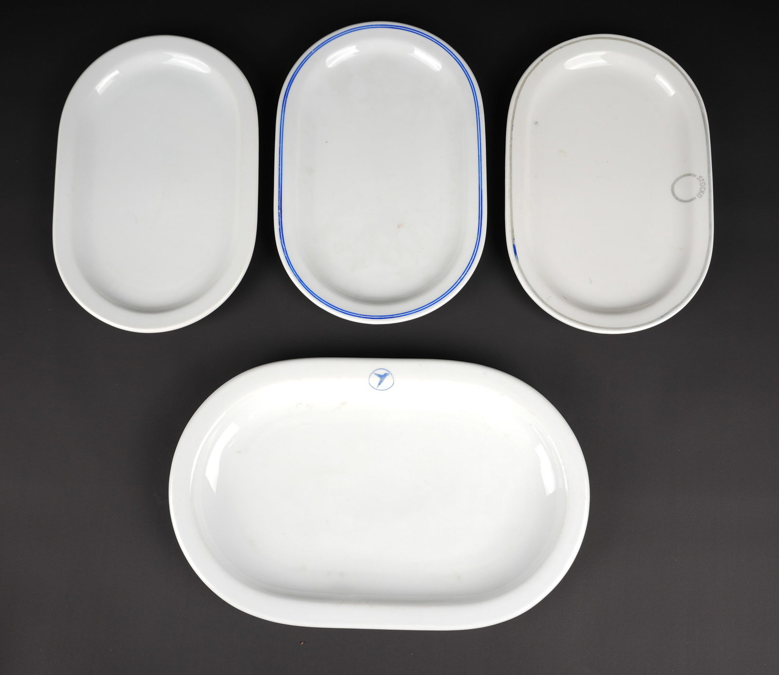 Plats du DAF. DAF plates.: Plats du DAF. Comprenant un plat ovale en ceramique blanche, insigne d une usine de couleur bleu, beau marquages du DAF. Fabrication Rosenthal, dimensions 20,5 32,5 cm. Un plat ovale en ceramique