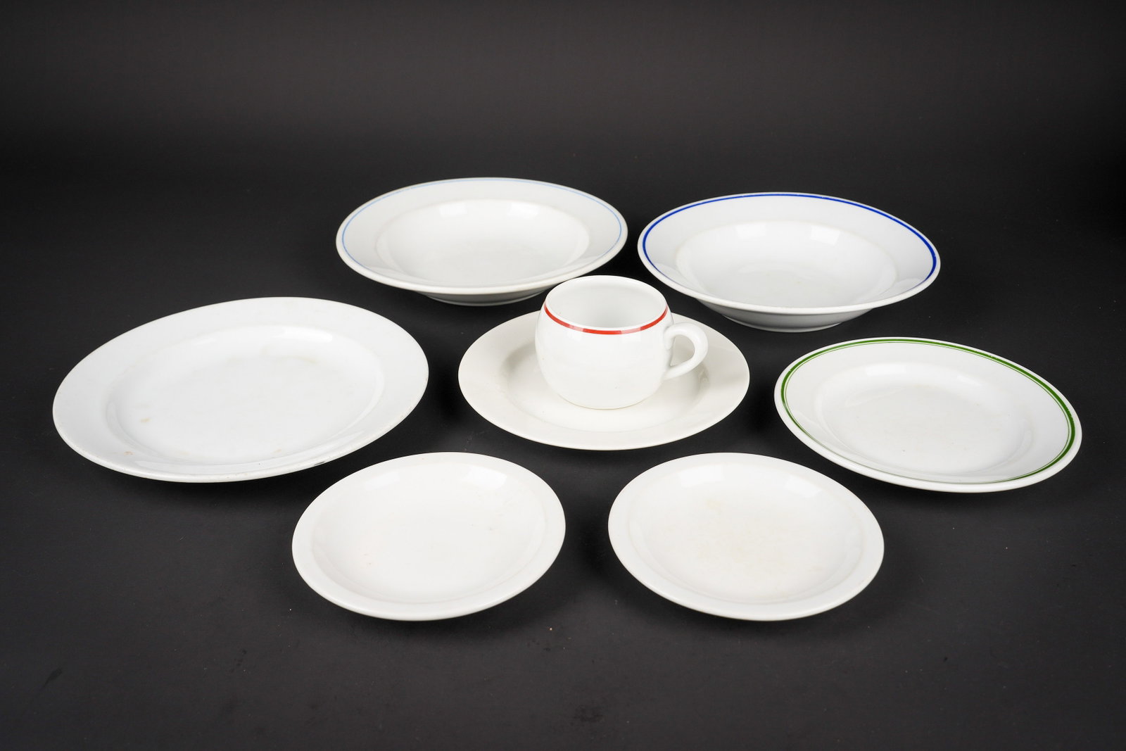 Vaisselle du DAF. DAF tableware.: Vaisselle du DAF. Comprenant une assiette plate en ceramique blanche, bel insigne du DAF, fabrication Rosenthal, diametre 23,5 cm, quelques taches visibles. Une assiette creuse en ceramique blanche, d