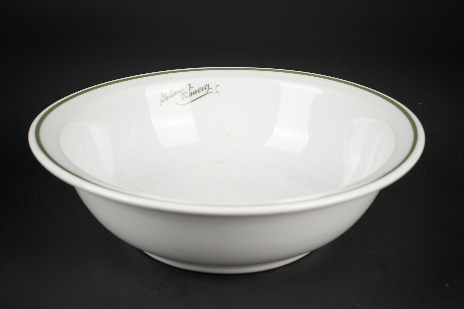 Saladier du DAF. DAF salad bowl.: Saladier du DAF. En ceramique blanche. Lisere vert gris. Marquages en gothique illisible. Bel insigne du DAF. Fabrication Bauscher. Diametre 28,5 cm, hauteur 8,5 cm. A noter une certaine usure et