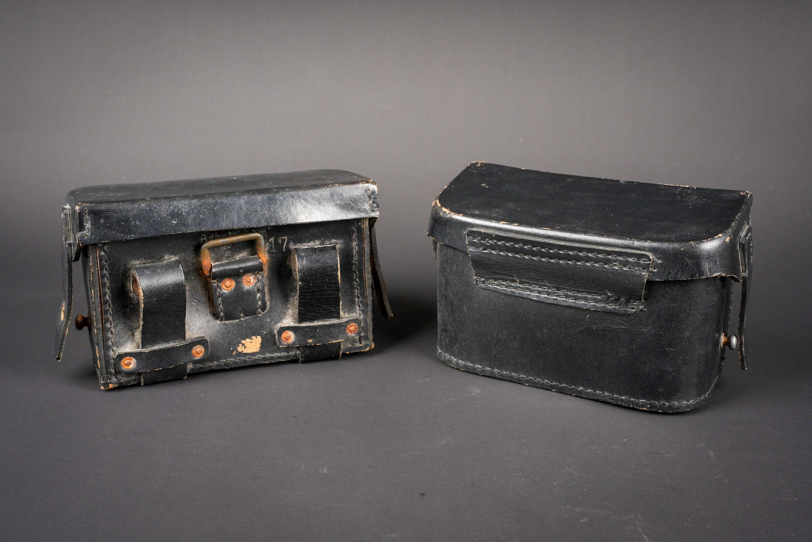 Pochettes sanitaires DRK. DRK medical pouches.: Pochettes d infirmier DRK allemand. Paire homogene en cuir noir. Toutes les sangles de fermeture sont presentes. Premiere pochette marquee DRK Sanitatslager Babelsberg 17 JKH 43. Cinq rouleau de gaz,