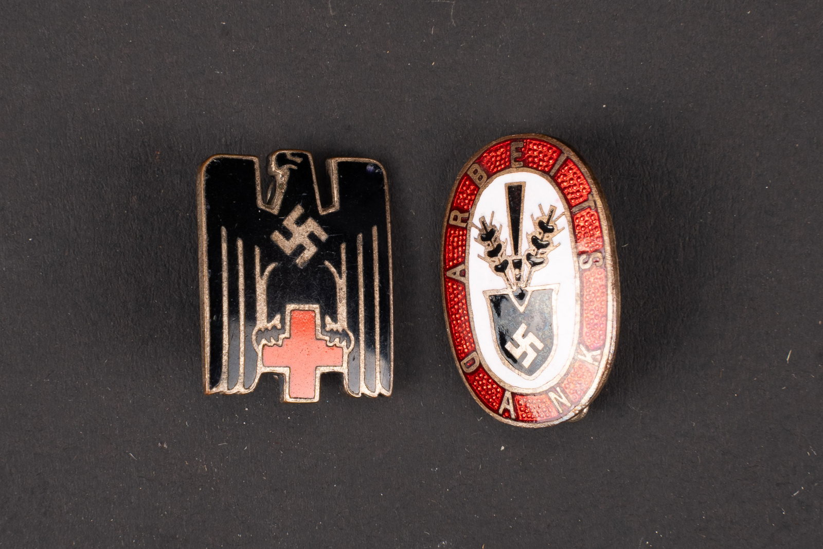 Insignes allemand. German Red Cross insignia: Insignes allemand. Comprenant un insigne de la Deutsches Rotes Kreuz, modele pour calot. En metal emaille, attache complete, marque Ges Gesch. Un insignes RAD en metal emaille, marquee Arbeit Dank,