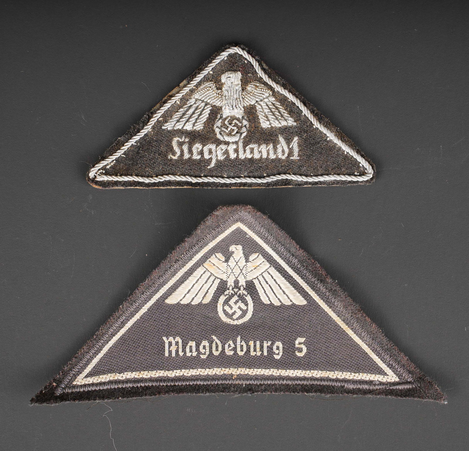 Insignes DRK. German Red Cross insignias.: Insignes DRK. Comprenant un insigne de manche pour officier, lisere argent faisant le tour de l insigne, aigle en cannetille argent, marque Siegerland 1. Dos de la piece double d un papier gris.