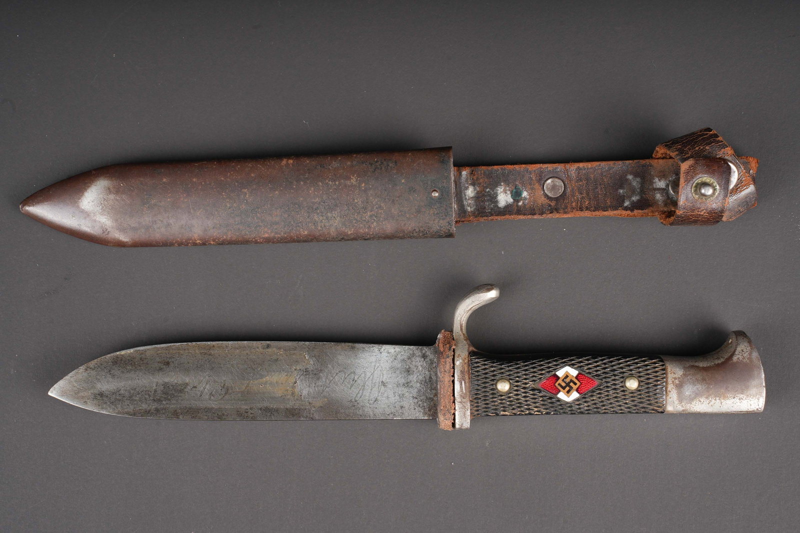 Couteau de marche HJ. Hitler Youth Dagger.: Couteau de marche de la Hitlerjugend. Garnitures en metal nickele. Plaquettes en bakelite noir. Insigne de la Hitlerjugend en metal emaille recolle. Lame en bon etat. Fabrication Puma. Fourreau en