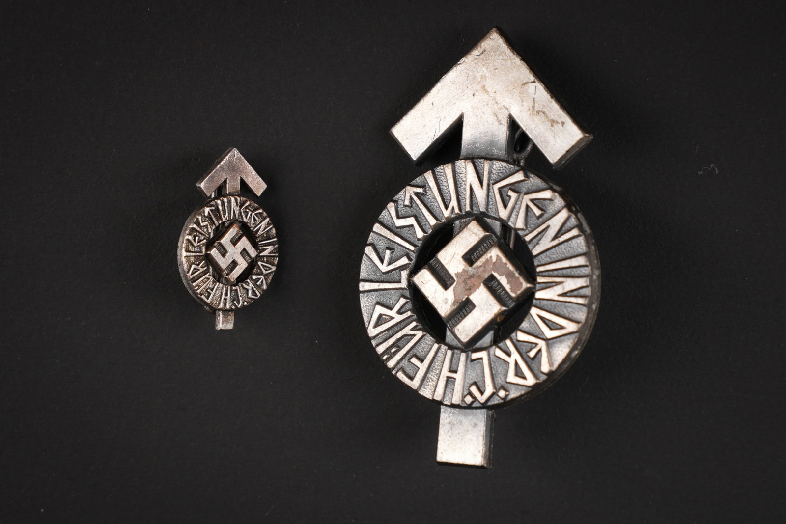 Insigne HJ Leistungen. Hitler Youth insignia.: Insignes Hitlerjugend Leistungen. Comprenant un insigne en metal, couleur argent a 70%. Marquages Leistungen fur der HJ. Attache complete, numero 127660, fabrication RZM M1/63, correspondant au