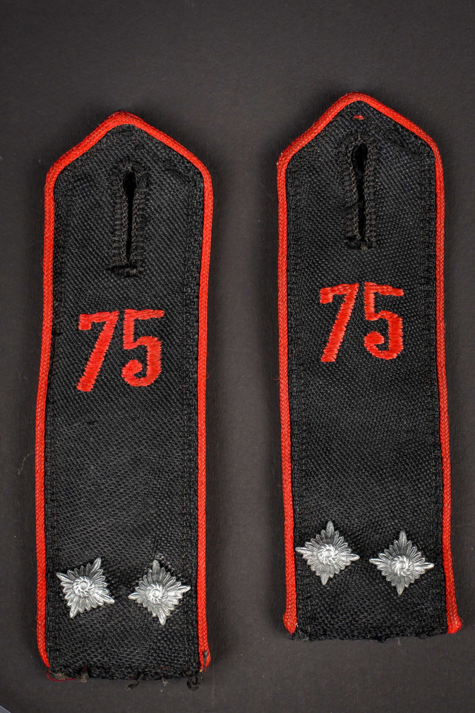 Pattes d epaule Hitlerjugend. Hitler Youth shoulder boards.: Pattes d epaule Hitlerjugend. Paire homogene visiblement demontes d une vareuse. En tissu coton noir, Bann 75, correspondant a Bremen. Grades metalliques de Scharfuhrer. Une etiquette numero 362837,