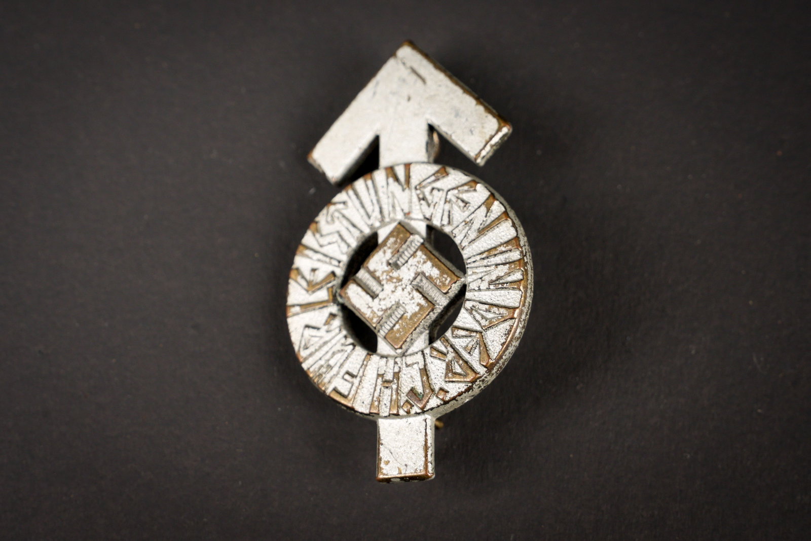 Insigne des sport Hilterjugend. Hitler Youth insignia: Insigne des sports Hitlerjugend. Modele argent, couleur a 80%. Marquages Fur Leistungen der HJ. Attache complete. Numero 197696, fabrication RZM 1/63, correspondant au fabricant Steinhauer & Luck,