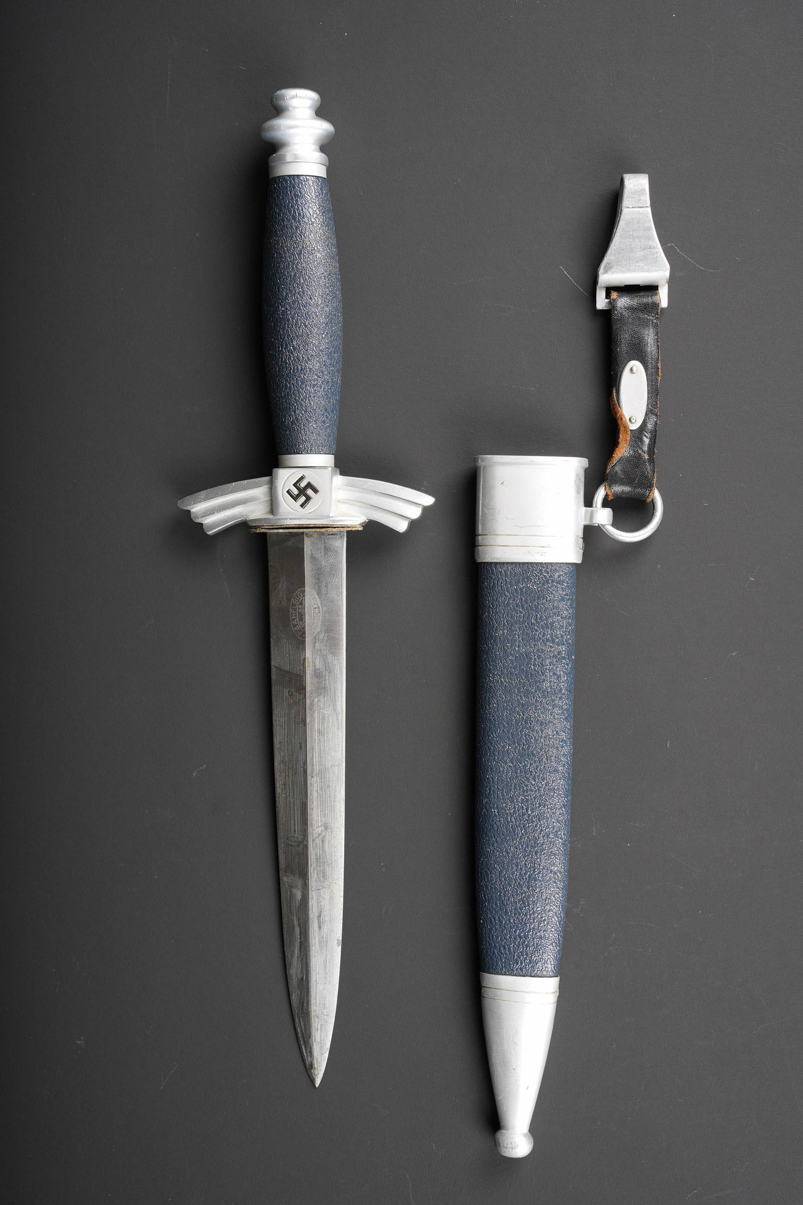 Dague DLV. German DLV dagger.: Dague du DLV. Garniture en aluminium couleur argent. Les insignes nationaux allemand sont en couleur d origine a 90%. Poignee de couleur gris/bleu, presentant quelques eraflures. Lame complete dans