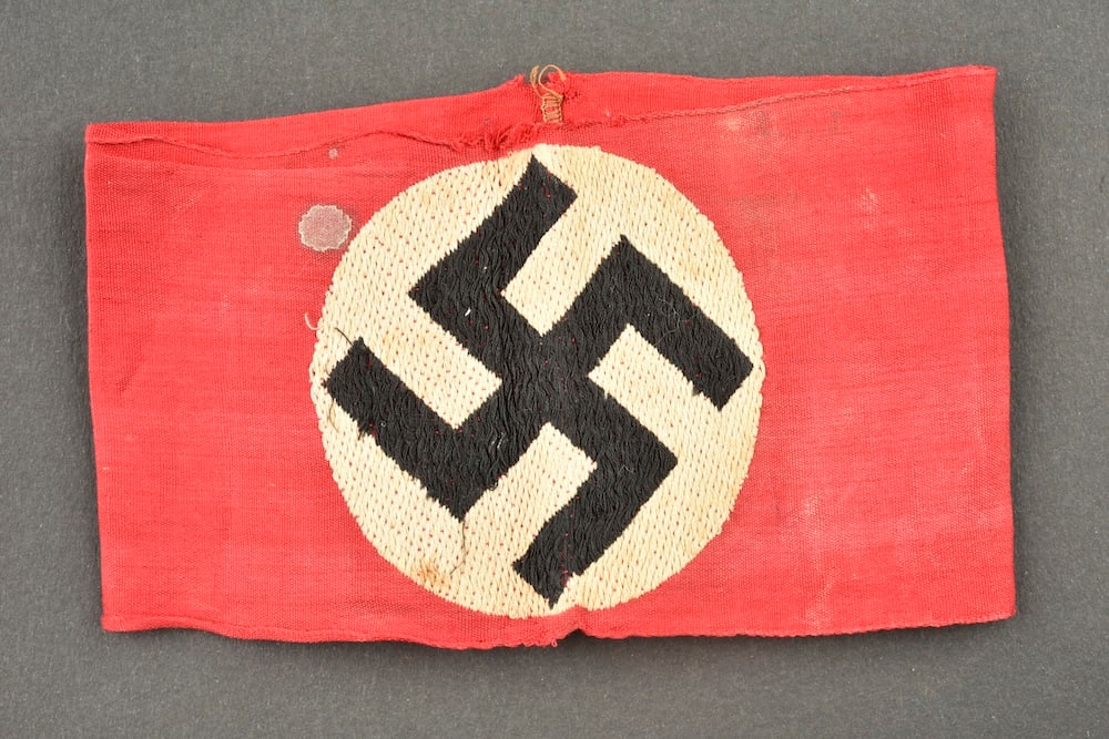 Brassard allemand. German armband.: Brassard allemand. En tissu coton rouge. Insignes national rapporte et brode. Sans marquages visibles. A noter une certaine usure et patine de la piece, ainsi que quelques taches. Etat II+. German