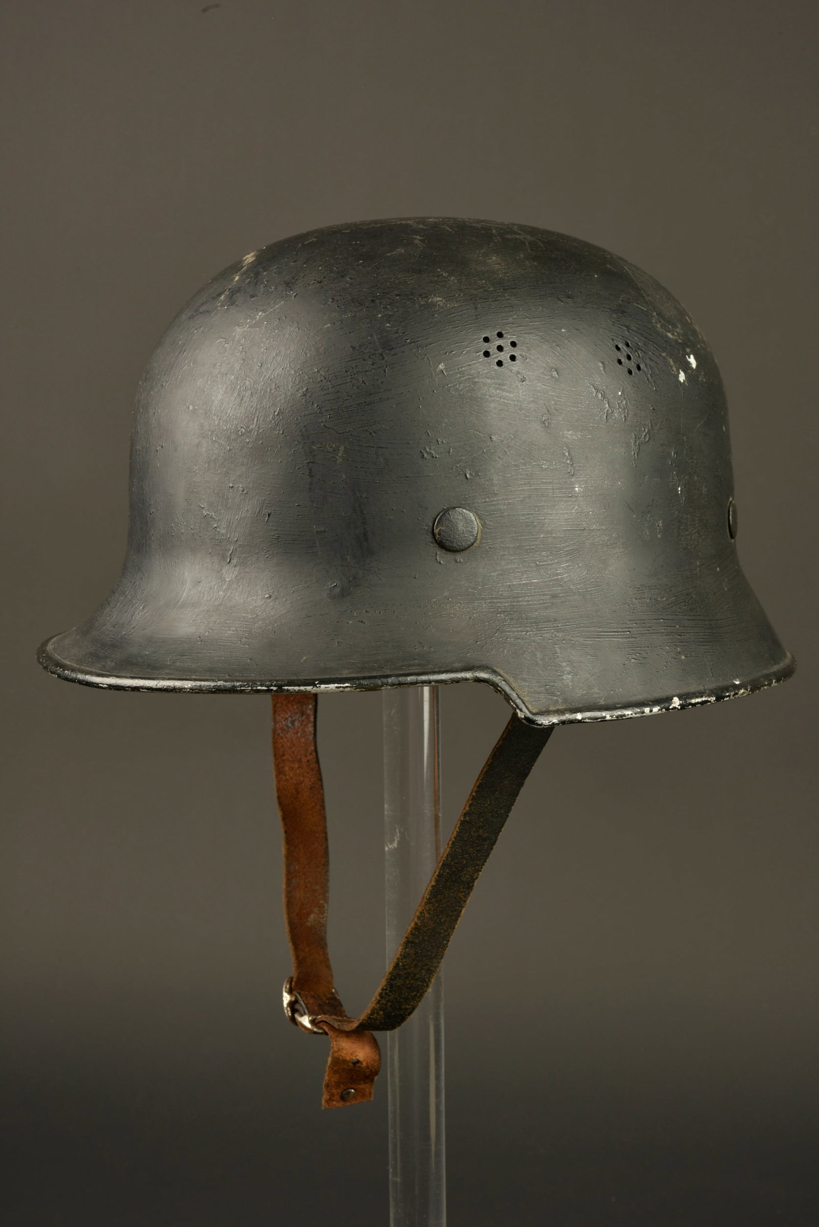 Casque de pompier allemand. Feuerschutzpolizei helmet.: Casque de pompier allemand. En aluminium. Peinture noire posterieure, appliquee au pinceau. Coiffe en cuir complete avec son tampon amortisseur. Cordon de serrage complet. Jugulaire en tres bon etat.