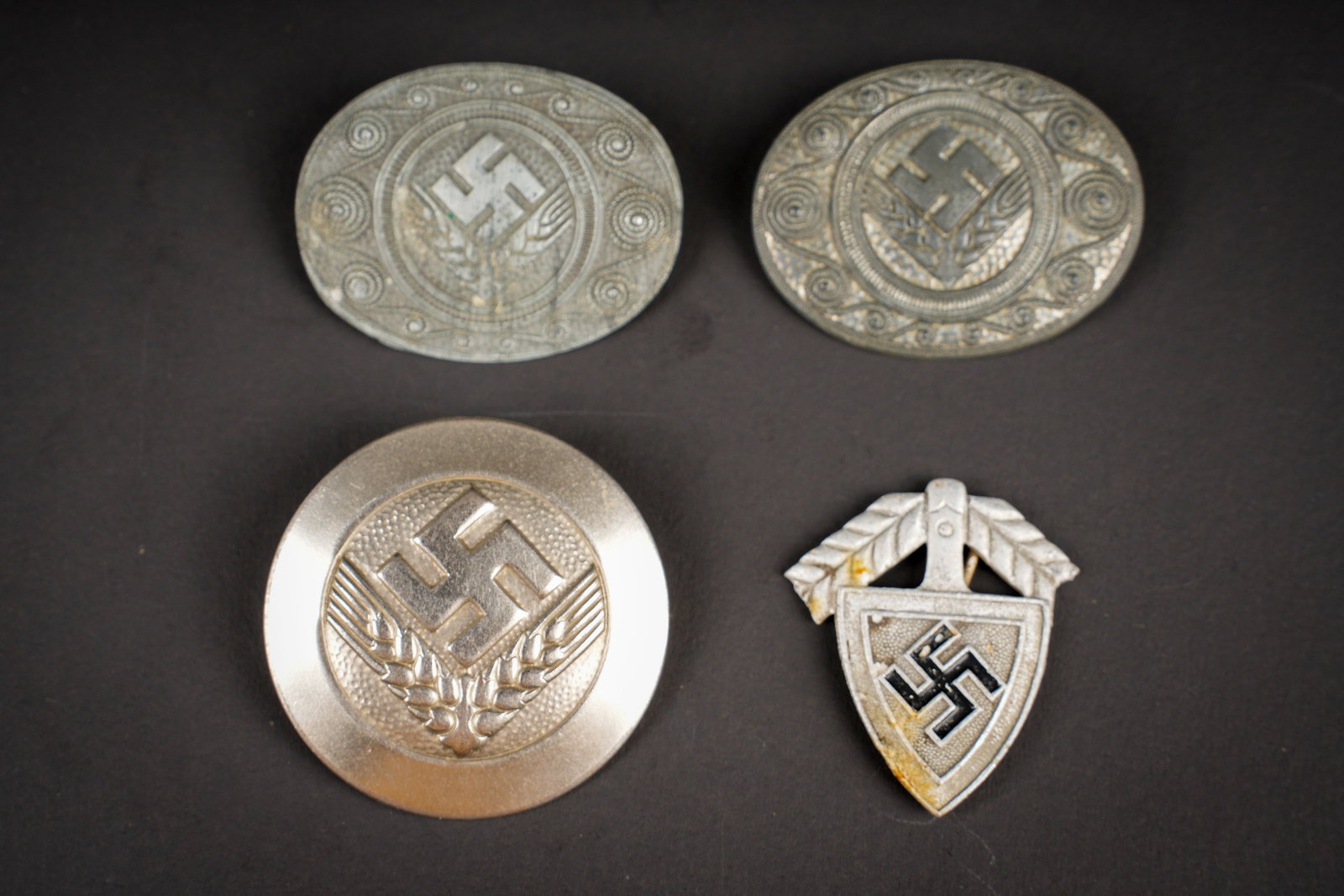 Insignes RAD. German RAD insignia.: Insignes RAD. Comprenant un insigne de coiffure, probablement de fouille, attaches tordues. Un insigne de service RAD, en metal, couleur argent a 80%, attache complete, fabrication Assmann. Un