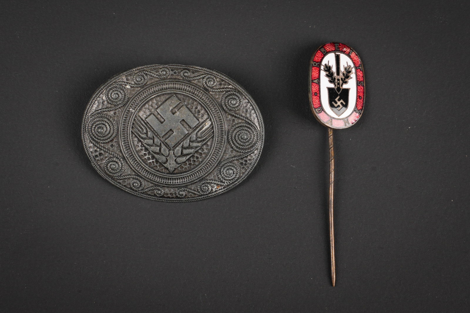 Insignes RAD. German RAD insignia.: Insignes du RAD. Comprenant une epinglette en metal emaille, attache complete. Marquages illisibles. Un insigne pour le personnel feminin du RAD. En metal, couleur argent a 70%. Attache complete. Fabr