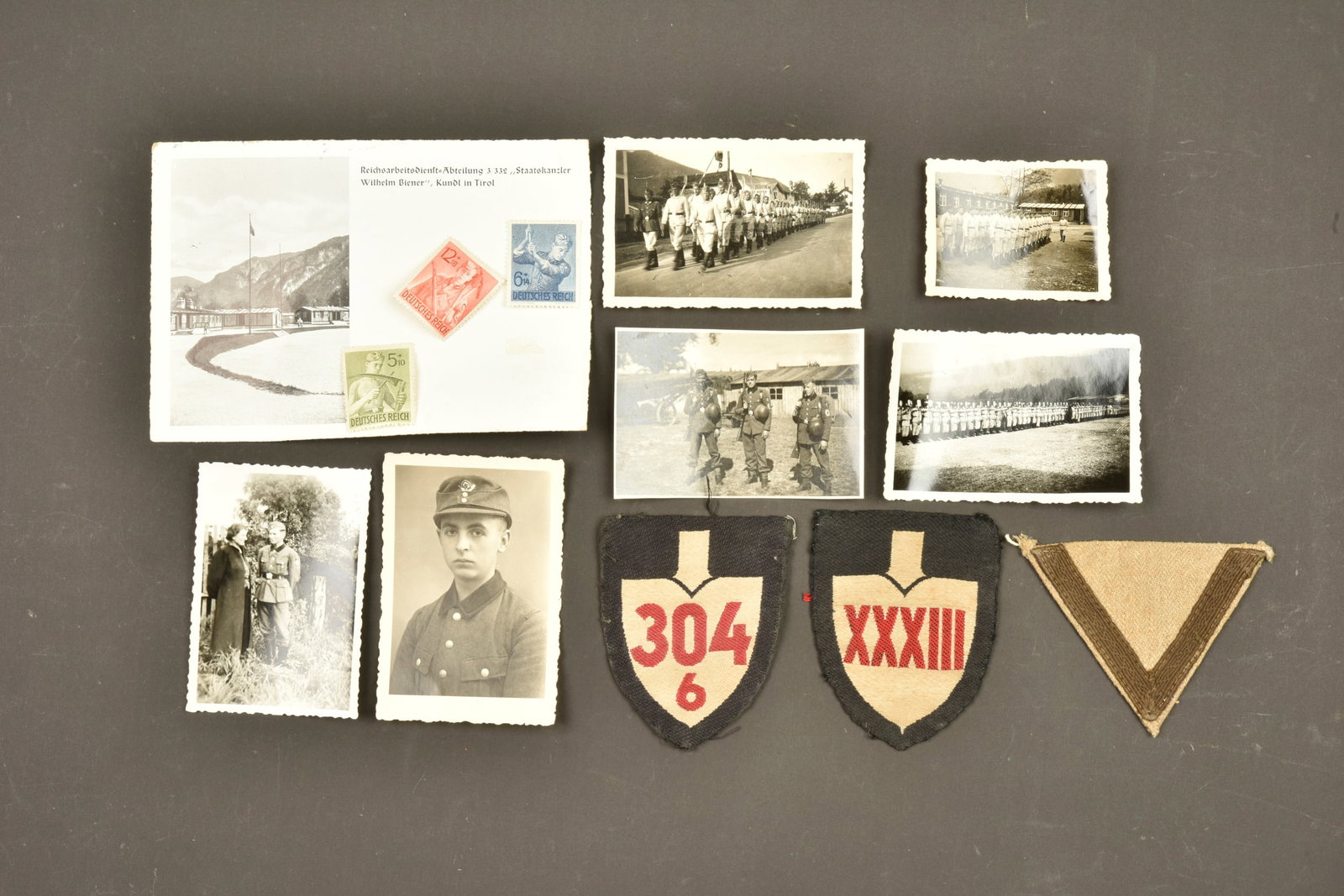 Insignes RAD. German RAD insignia.: Insignes RAD. Comprenant un insigne en tissu marque 304 6. Un insigne en tissu marque XXXIII. Tous deux demontes d une vareuse. Un grade de manche demonte d une vareuse. Six photos RAD. Trois timbres