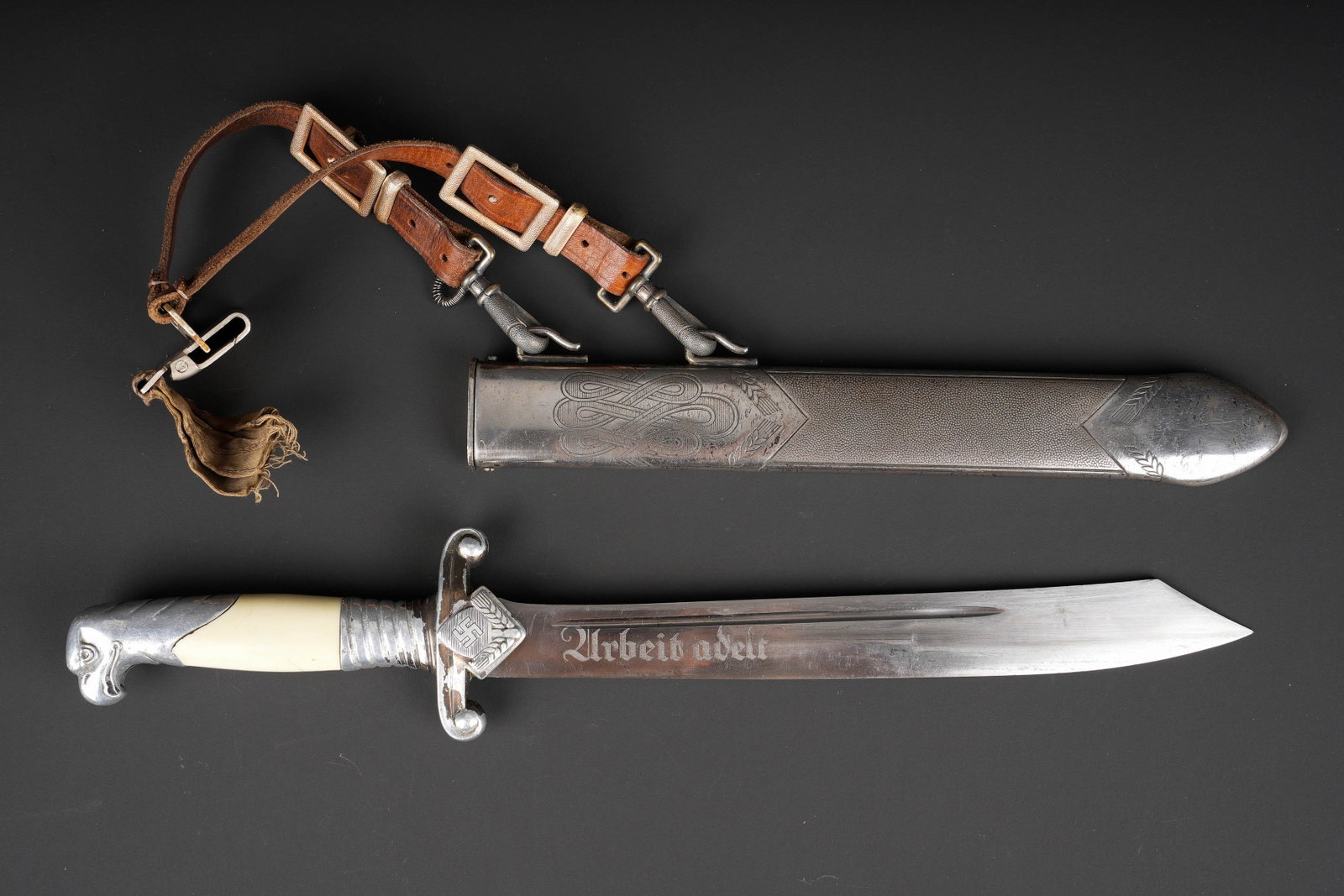 Dague RAD. German RAD Dagger.: Dague d officier RAD. Garniture en metal nickele. Quelques manques visibles au niveau de la couleur argent. Plaquettes en cellulod blanche, presentant quelques manques au niveau des bordures. Belle la