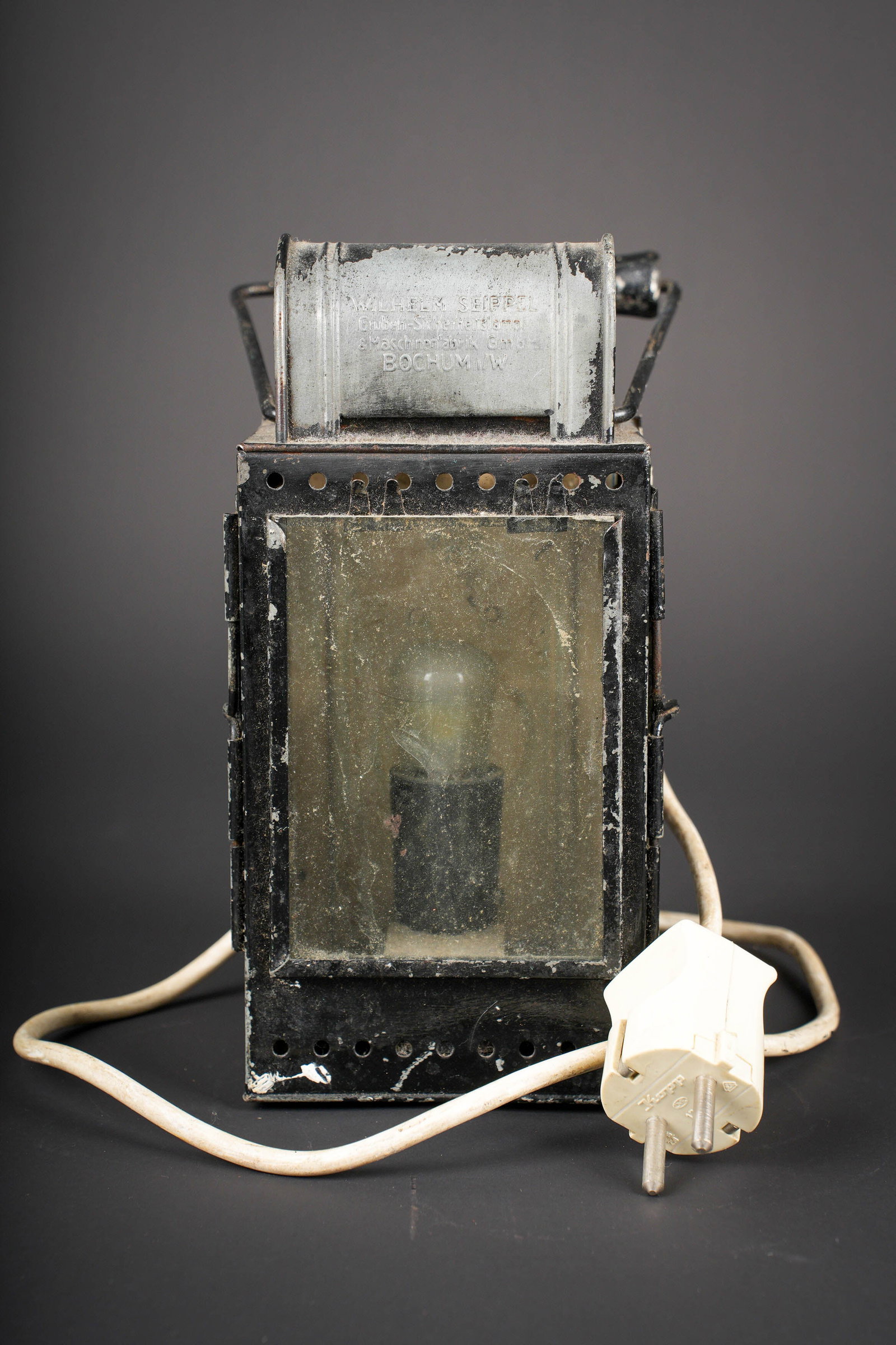 Lampe Deutsche Reichsbahn. Deutsche Reichsbahn lamp.: Lampe Deutsche Reichsbahn. En metal, peinture noire a 70%. Poignee de transport complete, en bois. Les verres sont presents. Marquages Wilhelm Seippel Gruben Sicherheitslampel Maschinenfabrik GMBH
