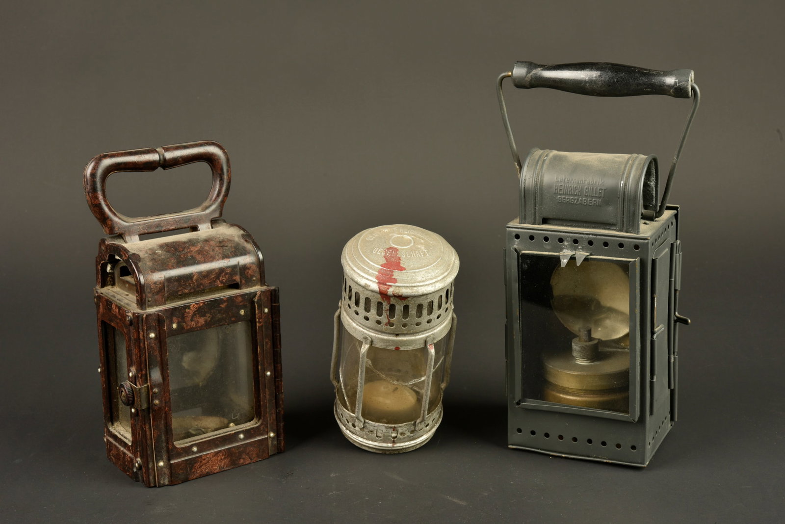 Lanternes Reichsbahn. Reichsbahn lanterns.: Lanternes Reichsbahn. Comprenant une lanterne en metal, se fixant sur un support bougie presente. Marquages Deutsche Reichsbahn Gesellschaft. Verre fendu. Une lanterne en metal, les verres sont en