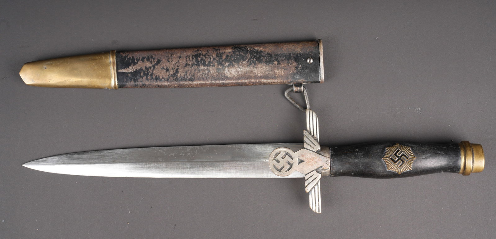 Dague du RLB. German RLB dagger.: Dague du RLB. Pommeau en laiton. Poignee en bois. Insigne du RLB visiblement fixe d origine sur la poignee. Garde representant un aigle stylise. Belle lame presentant des marques d?usures,
