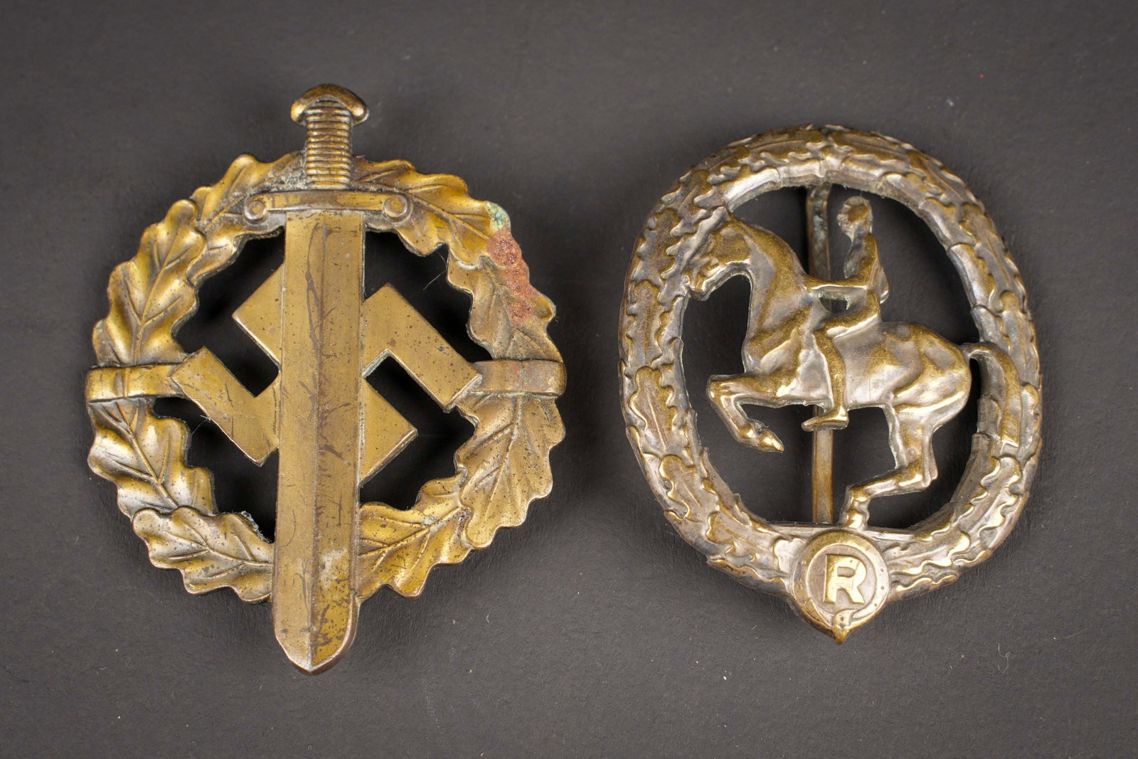 Brevet des sports SA. German SA Sport insignia.: Brevet des sports SA. Comprenant un brevet des sport SA, couleur bronze, attache complete, marquages Fechler Bernsbach. Numero 957080. Un insigne de cavalier en metal, couleur bronze, attache