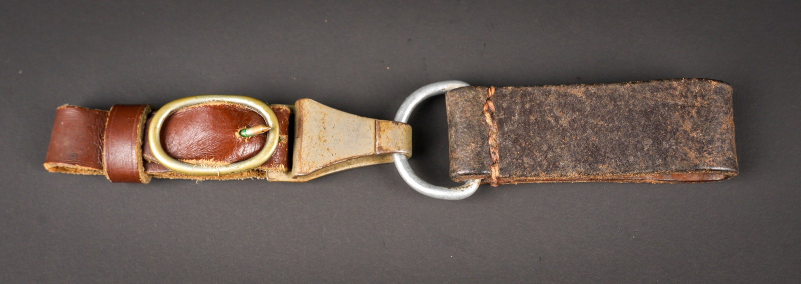 Beliere de dague SA. SA dagger hanger.: Beliere de dague de la SA. Passant de ceinturon en cuir, anneau en aluminium, sans marquages visible. Attache en cuir marron, mousqueton fonctionnel, fabrication RZM M5/25, correspondant au fabricant