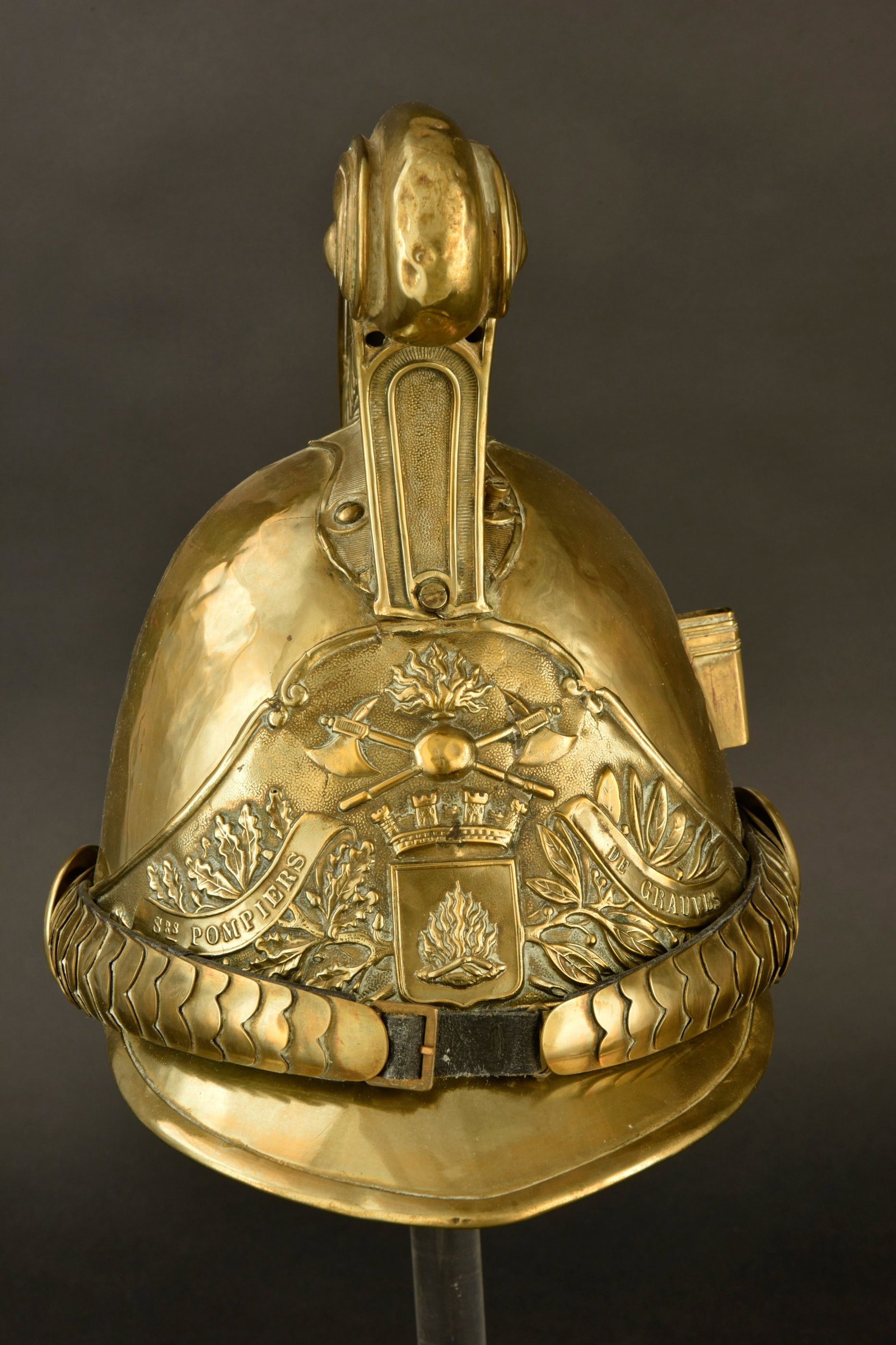 France, casque de sapeur-pompier modele 1855 de Grauves, dans la Marne. France, model 1855: France, casque de sapeur-pompier modele 1855 de Grauves, dans la Marne. Casque en laiton a cimier. Plaque au bucher avec banderole des sapeurs-pompiers de Grauves. Porte-plumet. Jugulaires a ecailles 