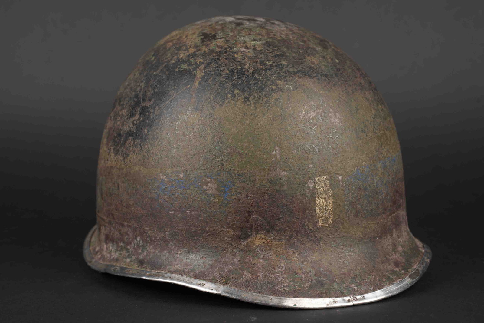 Coque de casque officier Naval Amphibious Unit. Naval Amphibious Unit Officer M1 Helmet Shell.: Coque de casque d officier des Naval Amphibious Unit. Coque de casque USM1. Numero de lot illisibles. Pontets fixes. Les jugulaires sont absentes. Interieur de la coque fortement oxydee. Peinture et c