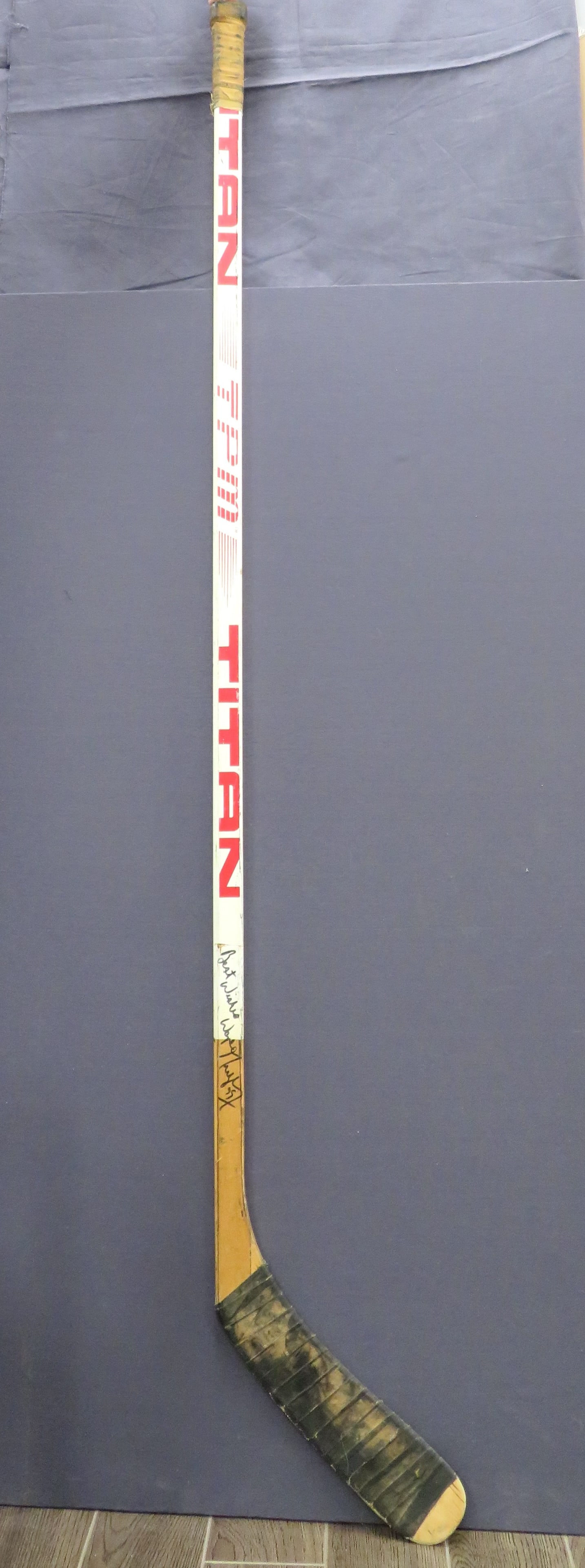 Signed Wayne Gretzky game used Titan hockey stick (1 of 6)