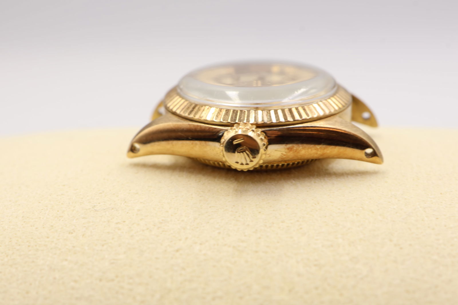 1963 Rolex Oyster 6619 Ladies Watch No Strap: Experience timeless elegance with the 1963 Rolex Oyster 6619, a vintage masterpiece for the discerning woman. Crafted from lustrous 18 k yellow gold, this watch features a classic round dial adorned w