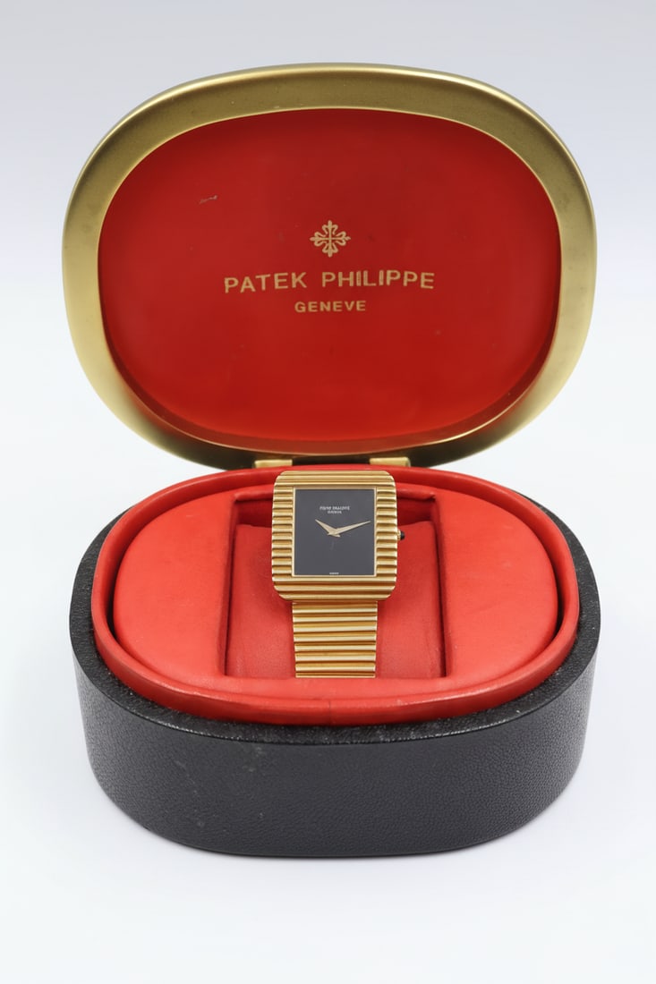 Patek Philippe Gondolo 18k — Ref 3733/1: Patek Philippe Gondolo, reference 3733/1, circa 1970s. 18k gold case, 29mm. Manual wind movement. Total weight: 115g. Presented with original box.