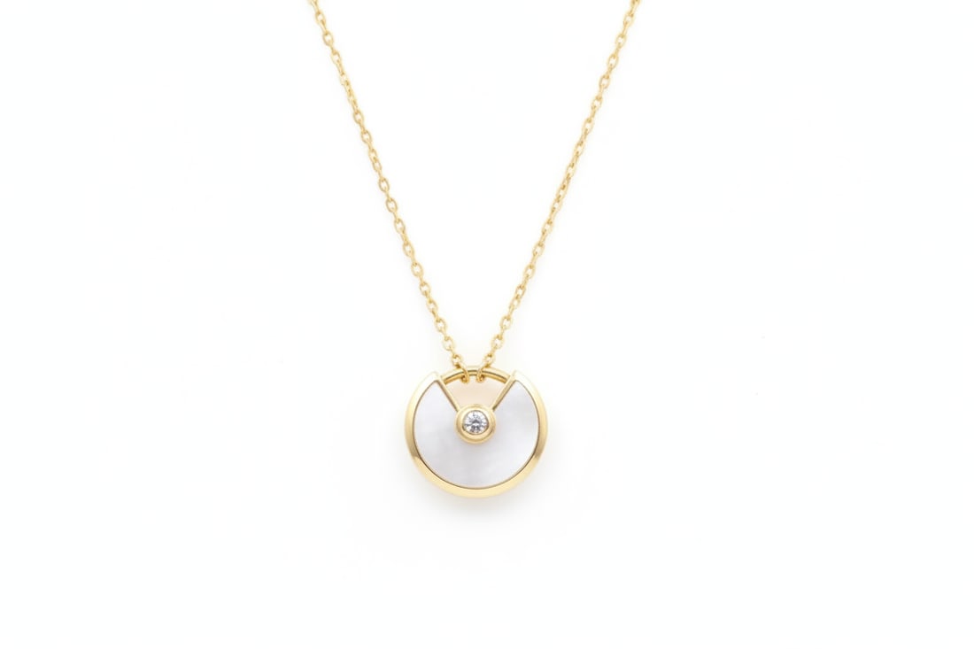 18k Gold & Mother of Pearl Pendant Necklace: 18k gold pendant set with mother of pearl on a 16-inch chain. Total weight: 2.8g. Stamped 18k.