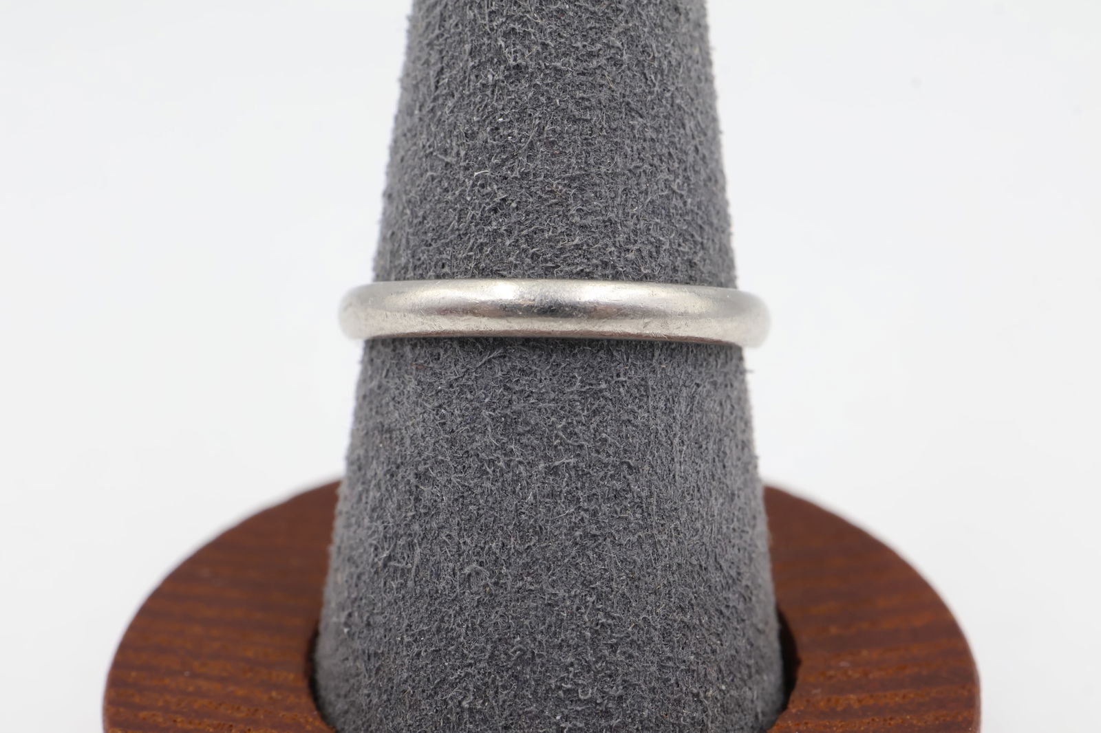 Cartier Pt950 Ring — Size 6, with Box: Cartier ring in 950 platinum. Ring size 6 (EU 52). Personal engraving on interior. Total weight: 3g. Presented with original Cartier box. Stamped Cartier, PT950, 52.