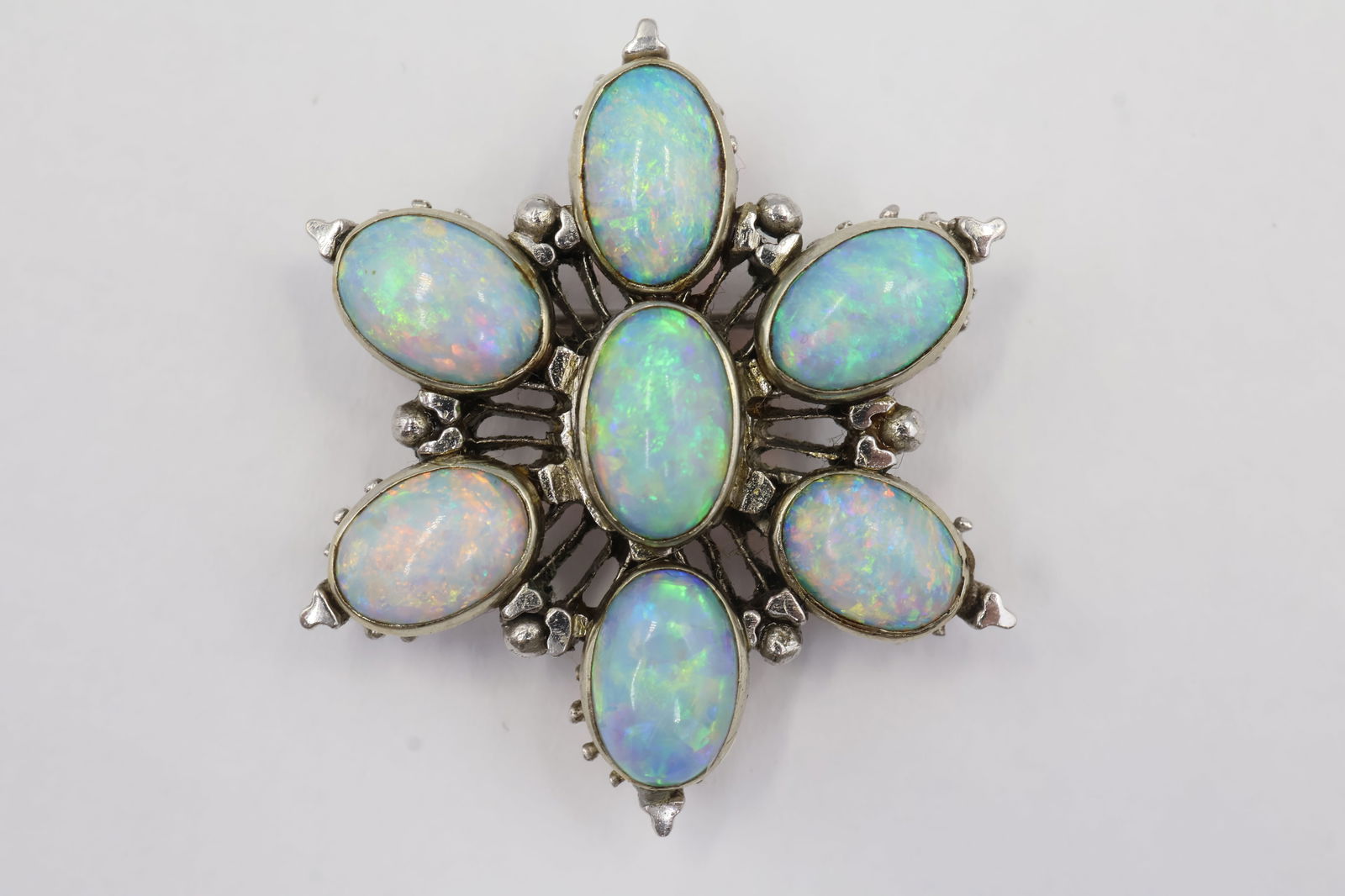 Vintage 14K Yellow Gold Brooch – 10g – Seven Fiery Opals: A stunning vintage brooch crafted in solid 14K yellow gold, weighing a total of 10 grams. This elegant piece features seven luminous opals, each displaying beautiful flashes of color. A timeless