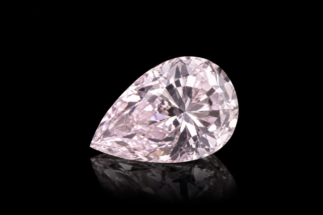 GIA Certified O.19 Ct Pear Brilliant Natural Very Light Pink Diamond: An elegant 0.19 ct pear brilliant-cut natural diamond, graded Very Light Pink by GIA. A delicate fancy-colour diamond featuring a graceful pear shape and subtle natural pink hue. GIA 1162293757