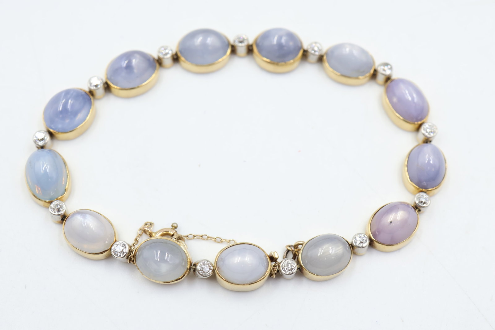 Tiffany & Co 18k Gold & Star Sapphire Bracelet: Tiffany & Co. bracelet crafted in 18K gold and featuring captivating star sapphires. A refined and distinctive fine jewellery piece showcasing exceptional gemstones and timeless Tiffany & Co. elegance
