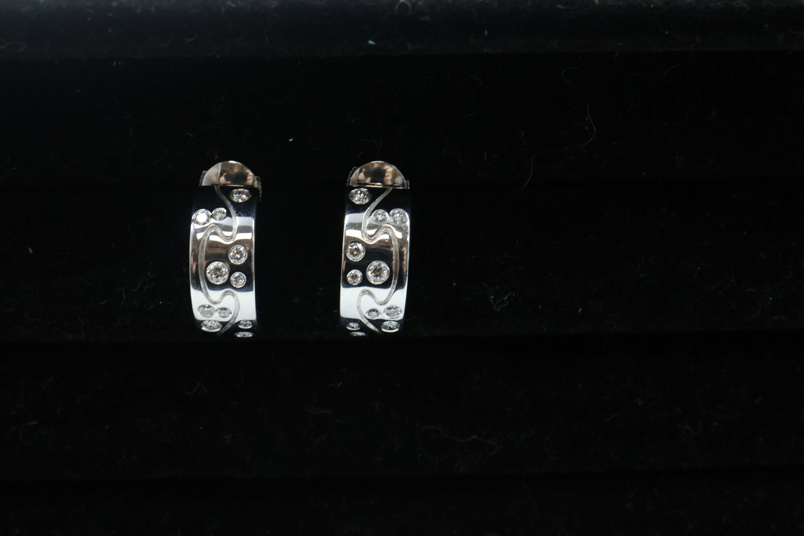 Georg Jensen 18k Fusion Earrings with Diamonds: Elegant Georg Jensen Fusion earrings crafted in 18K gold and accented with sparkling diamonds. A sophisticated design showcasing the collection’s signature sculptural form and contemporary Scandinav