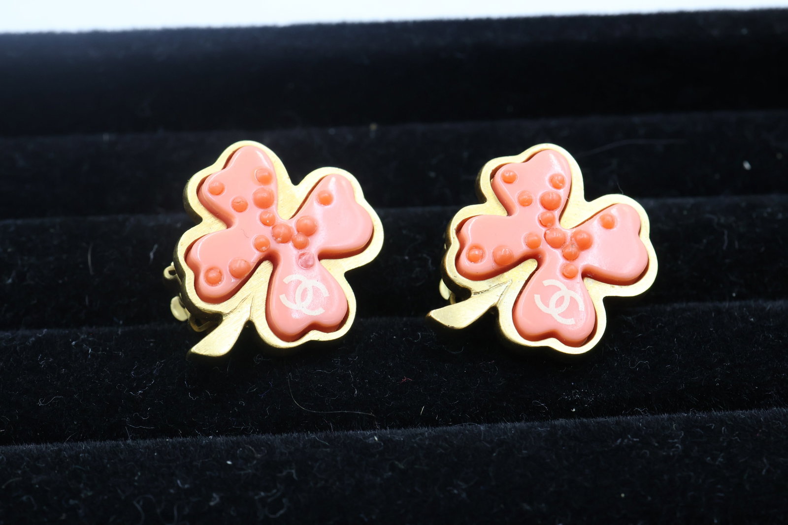 Chanel Resin Clover Earrings Spring 2005 Collection: Charming Chanel earrings from the Spring 2005 collection, featuring pink resin in a distinctive clover motif. A stylish and collectible example of Chanel’s playful yet iconic design aesthetic.