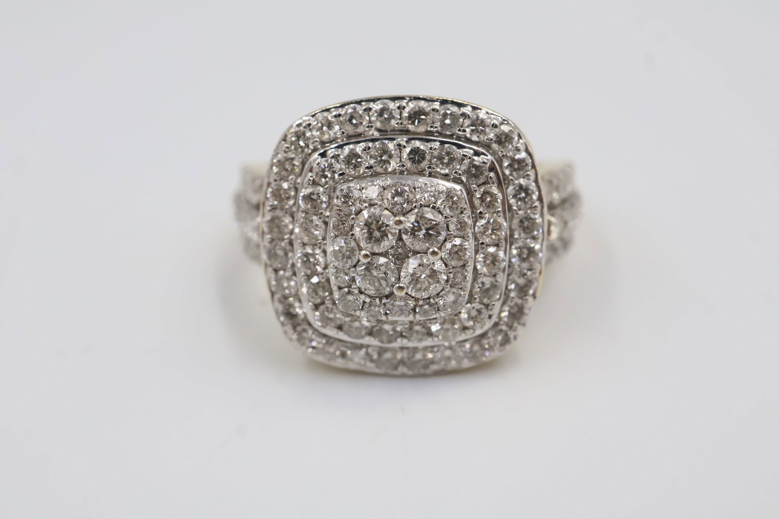 14k Yellow Gold & Diamond ring: Impressive 14K yellow gold ring set with 93 diamonds totaling approximately 2.00 carats, graded H–I colour, I2 clarity. Ring size: 8.5. Total weight: 5.7 grams. Appraisal included.