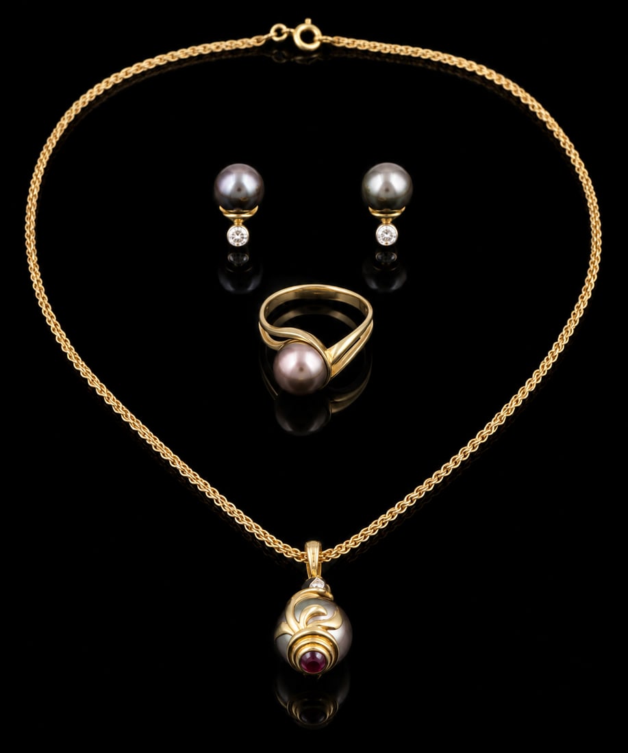 Three Piece Polynesian Pearl Jewellery Set: Elegant three-piece set comprising a ring, earrings and necklace crafted in 18K gold and featuring lustrous Polynesian pearls. A sophisticated ensemble showcasing the pearls’ distinctive natural