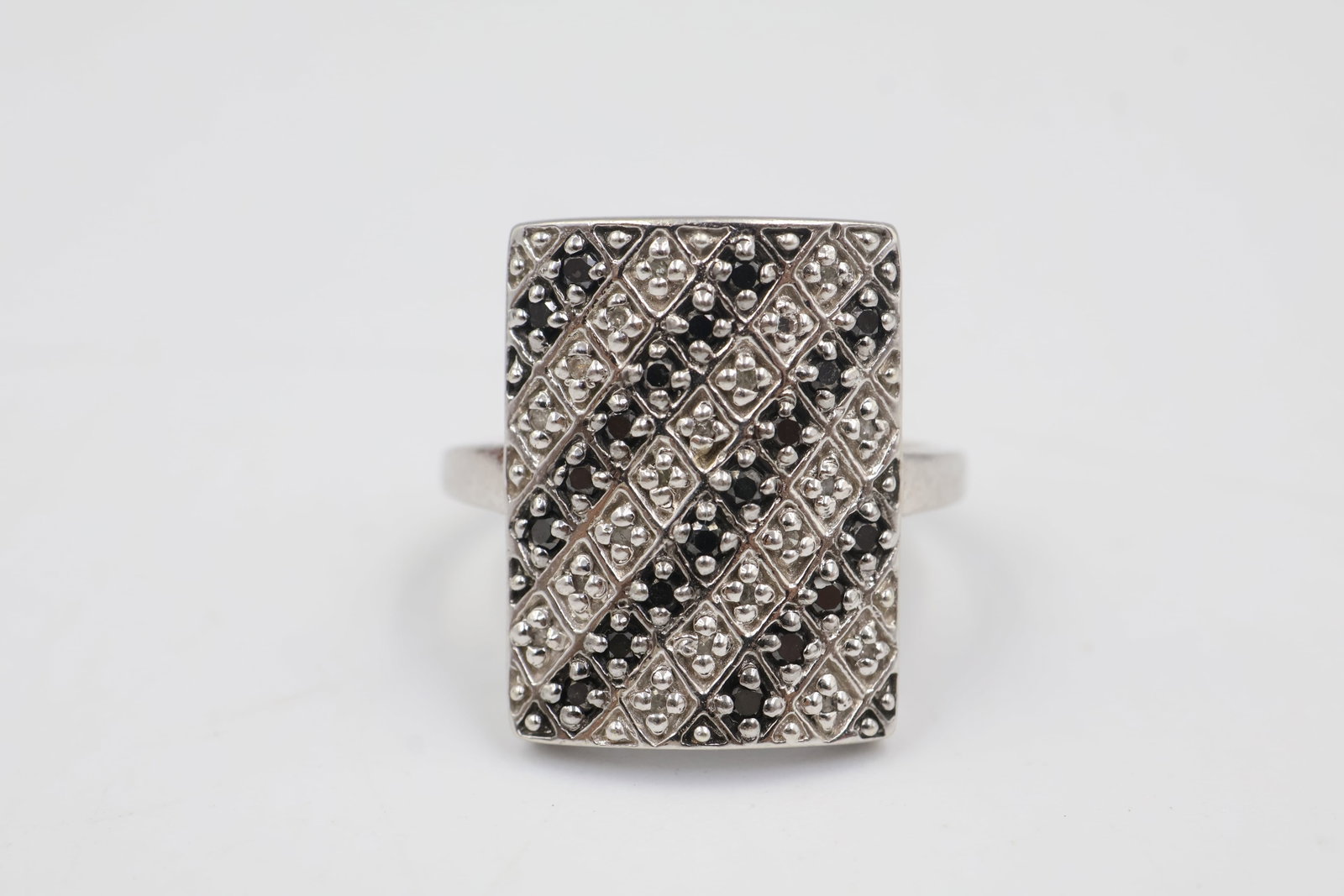 14k White & Black Diamond ring: Striking 14K white gold ring set with contrasting black and white diamonds. Ring size: 5.5. Total weight: 3.88 grams.